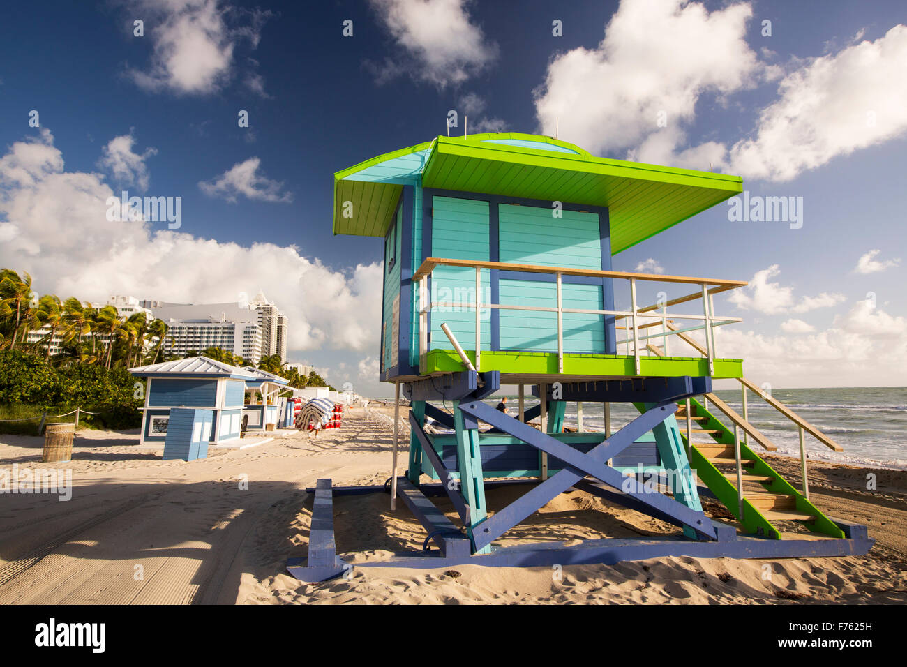 Una costa guardare capanna sulla spiaggia di Miami Beach, Florida, Stati Uniti d'America. Le coste della Florida è altamente sviluppato e basso rendendo molto più vulnerabili di innalzamento del livello del mare. Foto Stock