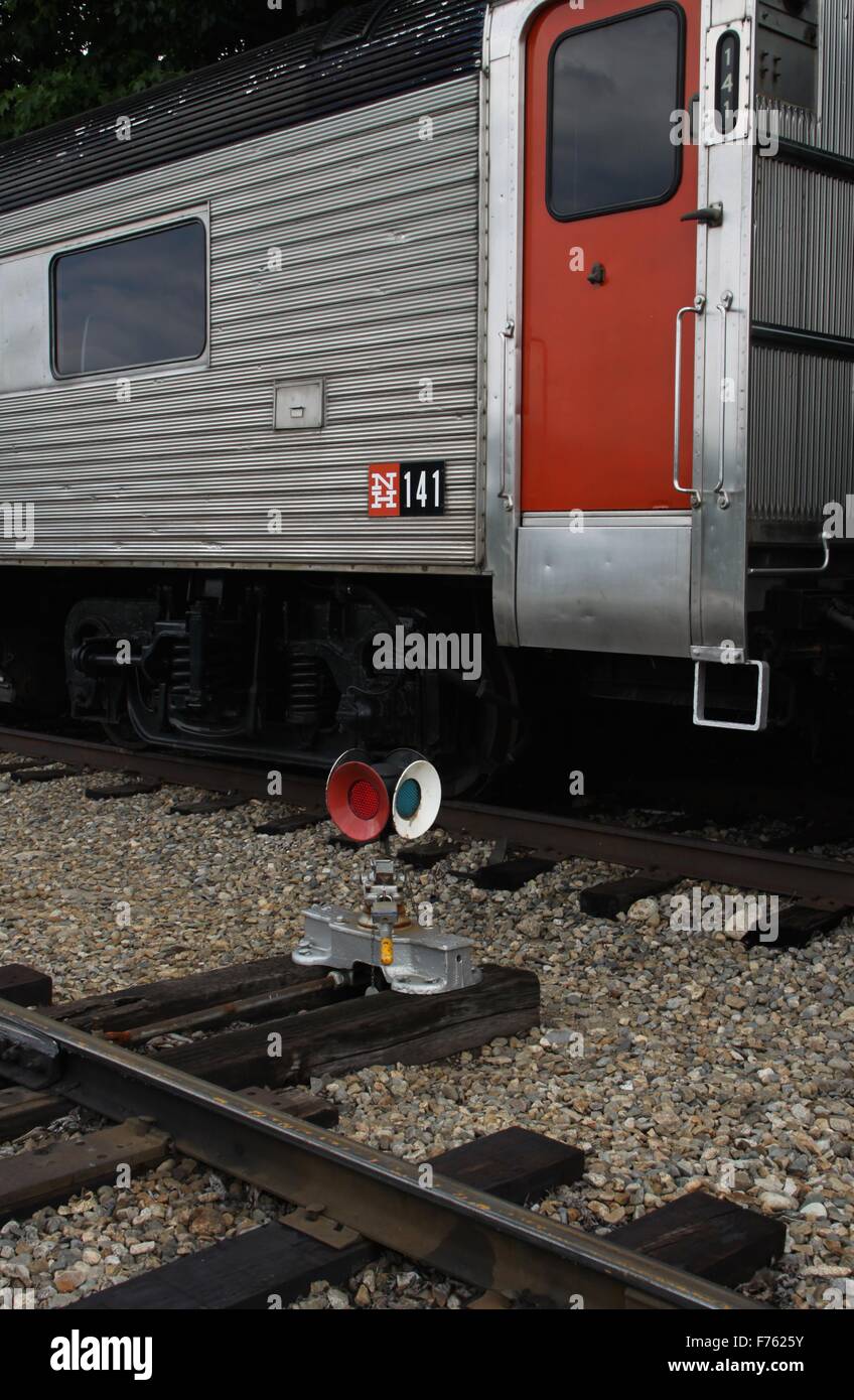 New Haven Railroad auto passeggeri sui binari con segnale. Foto Stock