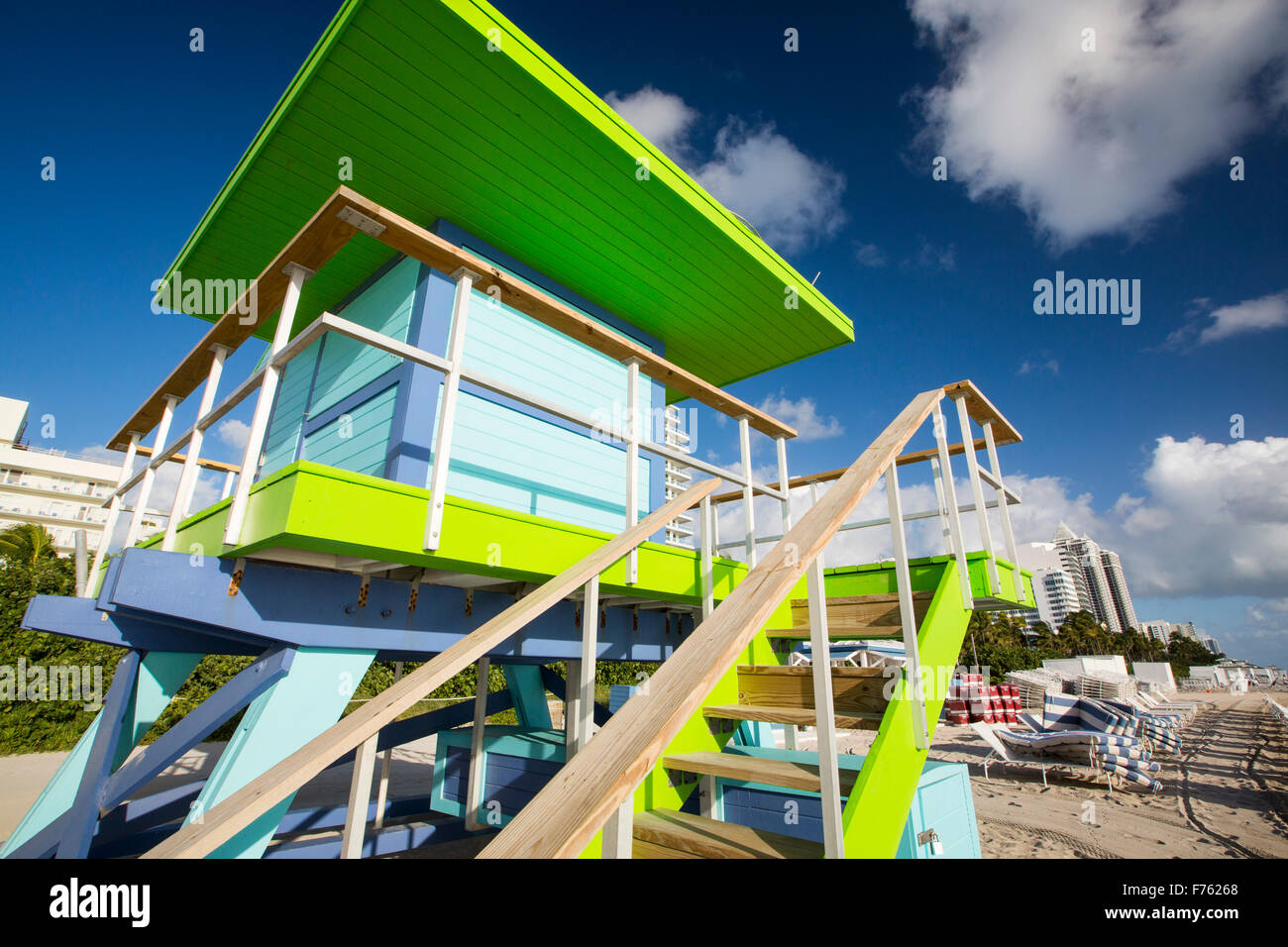 Una costa guardare capanna sulla spiaggia di Miami Beach, Florida, Stati Uniti d'America. Le coste della Florida è altamente sviluppato e basso rendendo molto più vulnerabili di innalzamento del livello del mare. Foto Stock