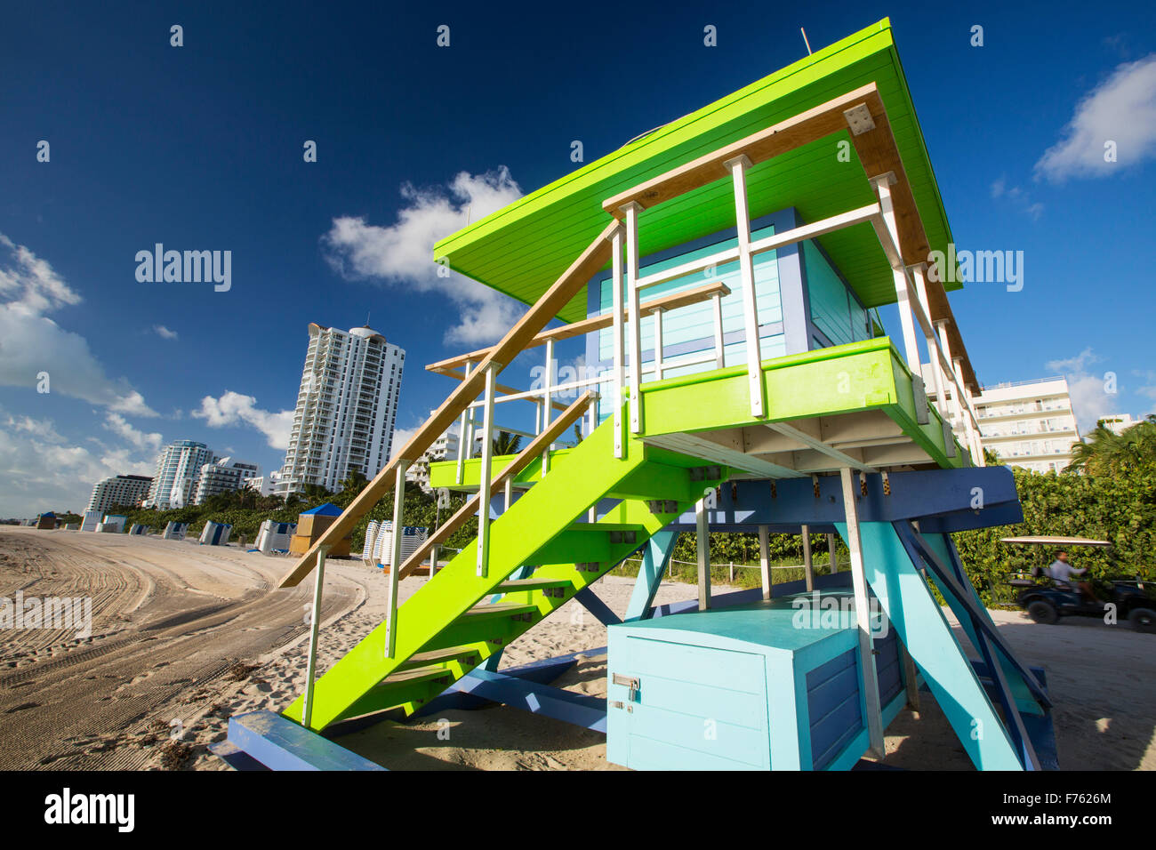 Una costa guardare capanna sulla spiaggia di Miami Beach, Florida, Stati Uniti d'America. Le coste della Florida è altamente sviluppato e basso rendendo molto più vulnerabili di innalzamento del livello del mare. Foto Stock