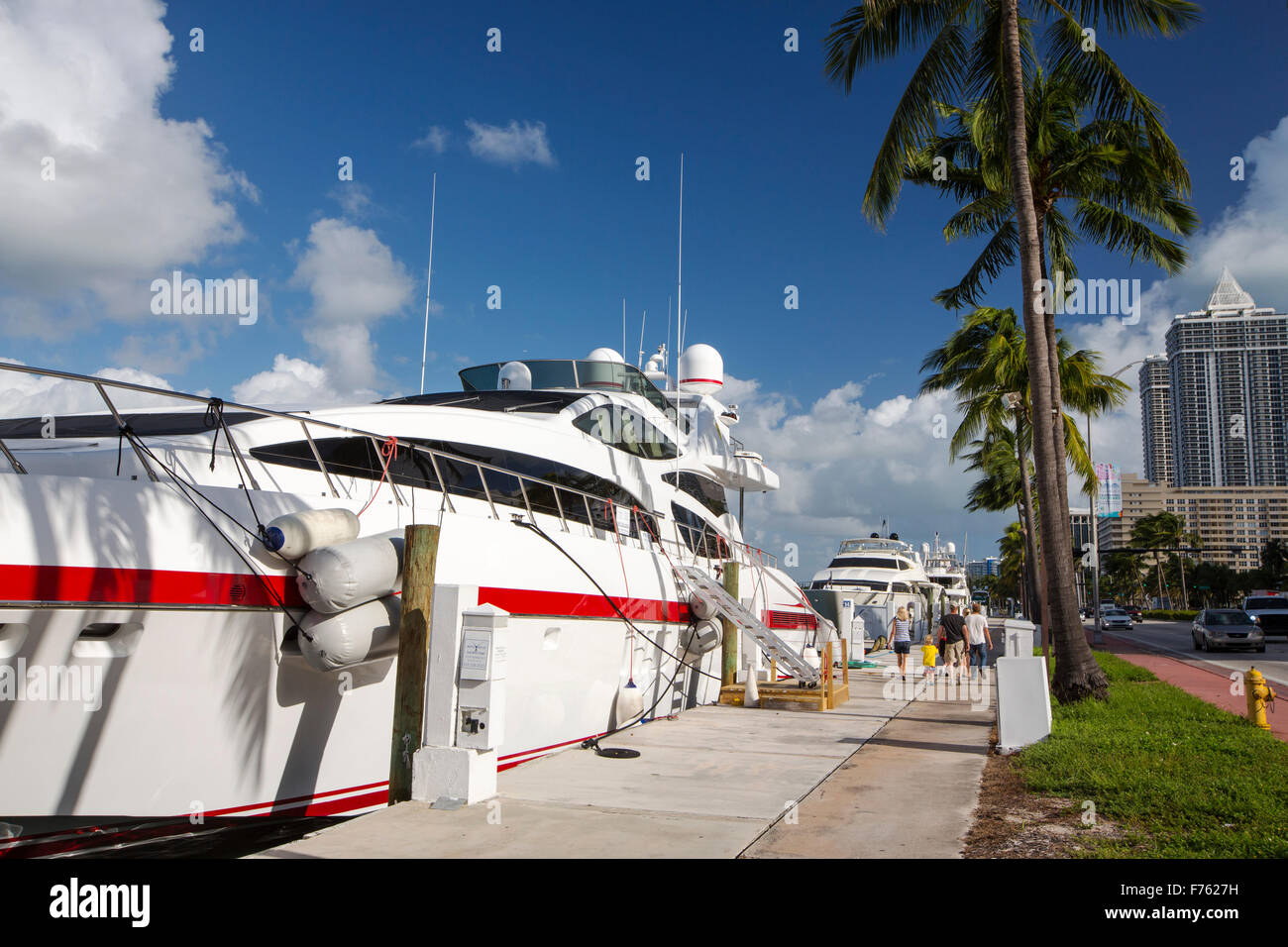 Un super yacht ormeggiati a Miami Beach, Florida, Stati Uniti d'America. Tutta la costa della Florida è pianeggiante e molto vulnerabili a livello del mare Foto Stock