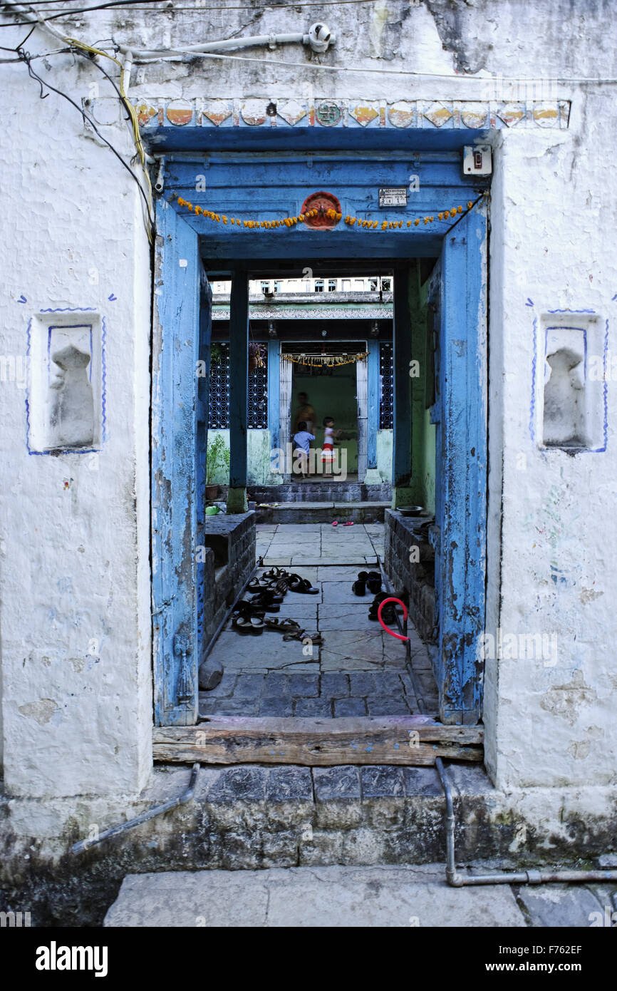 Porta d'ingresso aperta della casa con tubo d'acqua e alcove e pantofole, Nandered , Marathwada , Maharashtra , India , Asia Foto Stock