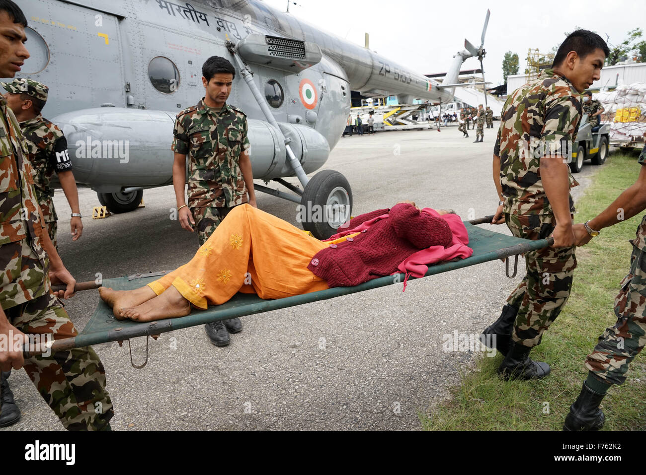 Il personale dell'esercito trasportare una persona infortunata, Nepal, asia Foto Stock