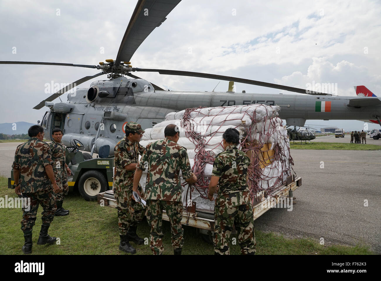 Esercito di sfiato di scarico materiale distribuito terremoto ha colpito, Nepal, asia Foto Stock