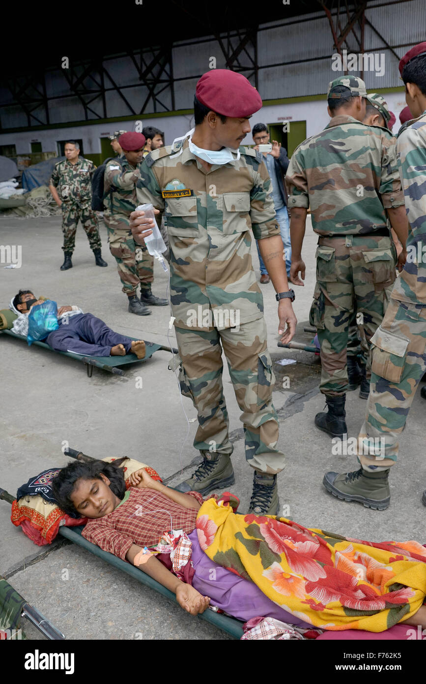 Esercito il personale medico a trattare la persona infortunata, terremoto, Nepal, asia Foto Stock