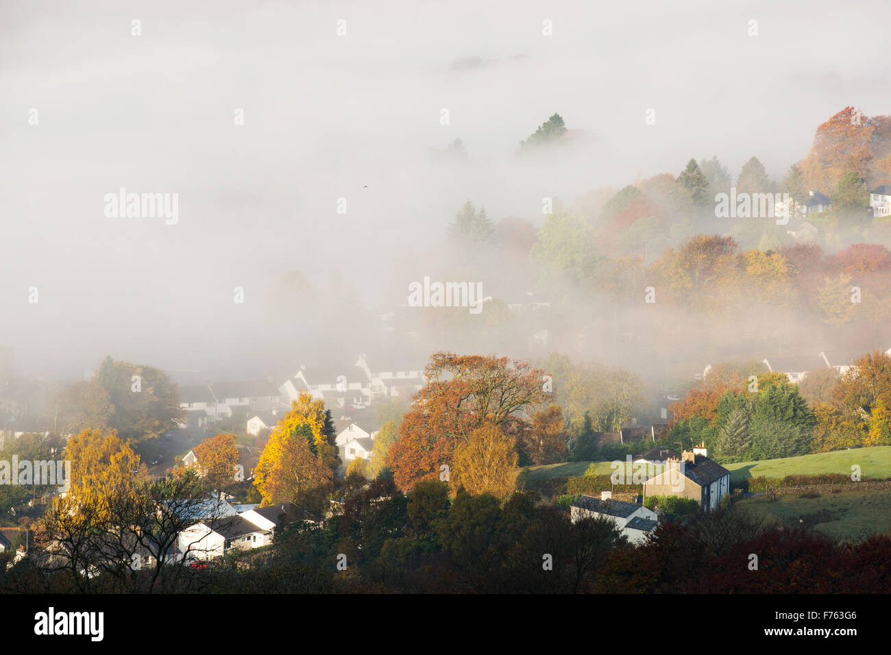 Guardando verso il basso sulla Ambleside con nebbia a valle nel periodo autunnale, Lake District, UK. Foto Stock