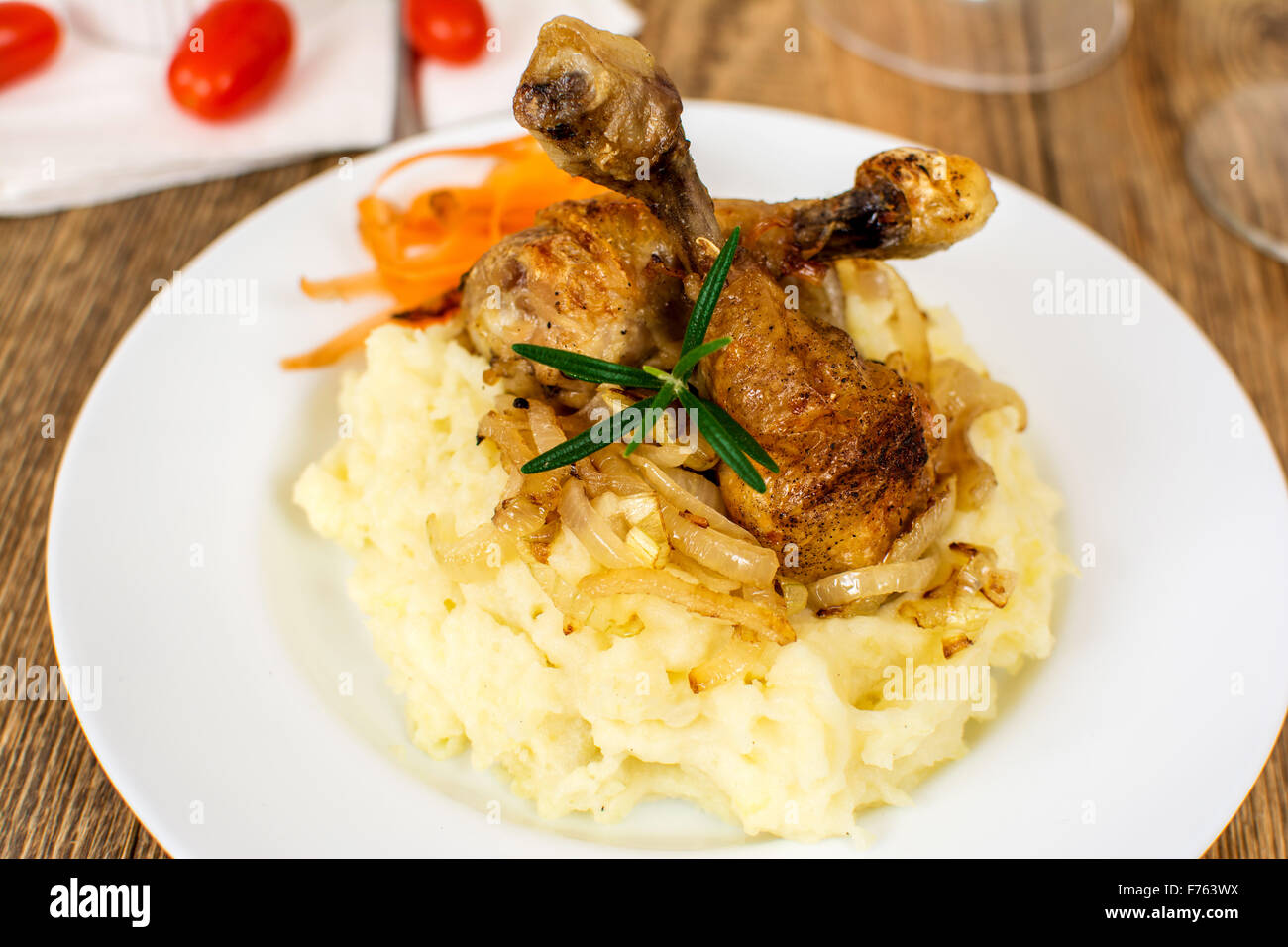 Pollo alla griglia coscia o gamba con purè di patate Foto Stock