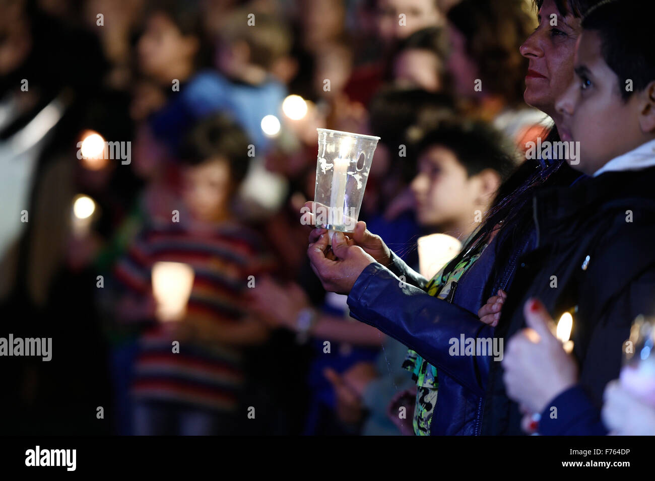 (151126) -- Montevideo, nov. 26, 2015 (Xinhua) -- persone Tenere candele durante una marcia contro la violenza di genere segna la Giornata Internazionale per lâ eliminazione della violenza contro le donne, nel centro cittadino di Montevideo, capitale dell'Uruguay, su nov. 25, 2015. Secondo la stampa locale, gli uomini e le donne hanno marciato indossando abiti neri e in silenzio contro la violenza domestica e per le vittime di femicides in Uruguay. L'ufficio del procuratore di Uruguay ha dichiarato mercoledì che femicide è tipizzata come un reato penale, così che è stato presentato un piano di azione per la lotta contro la violenza nei confronti delle donne. (Xinhua/Nicolas Foto Stock