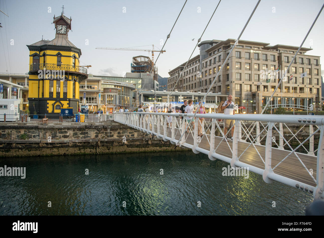 CAPE Town, Sud Africa - ponte pedonale a V e A Waterfront , il centro di Città del Capo Foto Stock