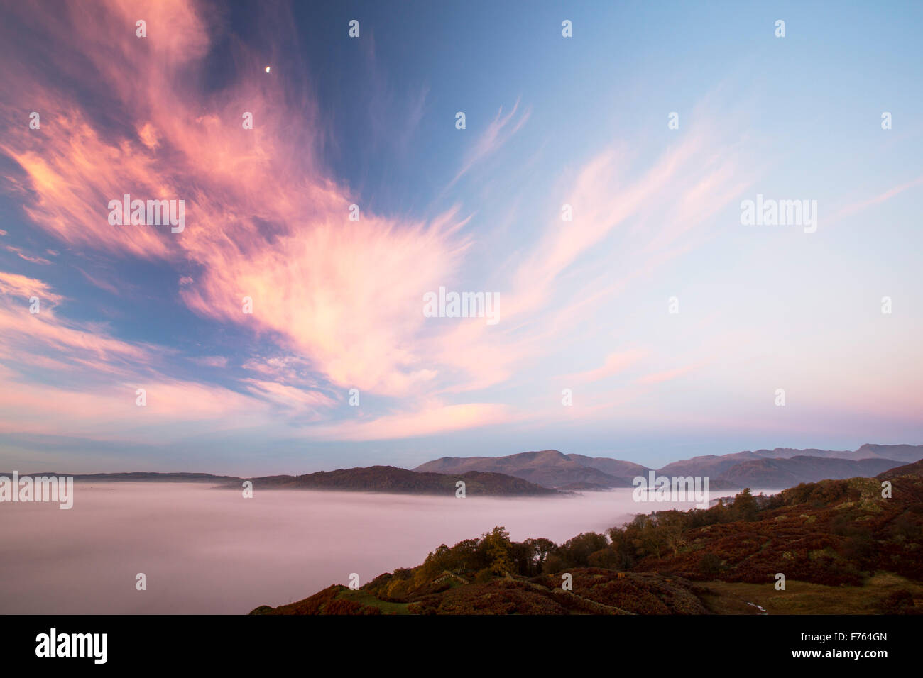 Nebbia a valle sul Lago di Windermere da Todd roccioso nel distretto del lago, Regno Unito all'alba. Foto Stock