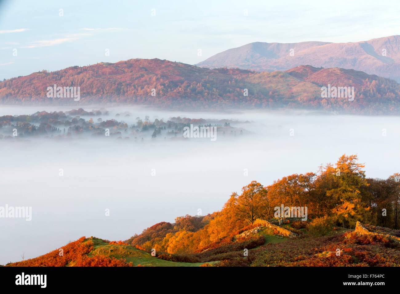 Nebbia a valle sul Lago di Windermere da Todd roccioso nel distretto del lago, Regno Unito all'alba, guardando verso Coniston Vecchio. Foto Stock