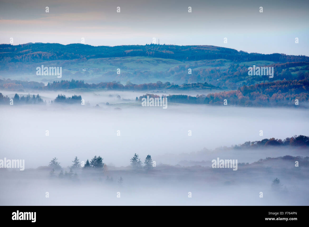 Nebbia a valle sul Lago di Windermere da Todd roccioso nel distretto del lago, Regno Unito all'alba. Foto Stock