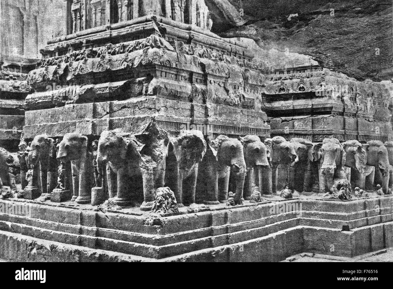 Statua di elefante il supporto kailash tempio, Ellora, Aurangabad, Maharashtra, India, Asia Foto Stock