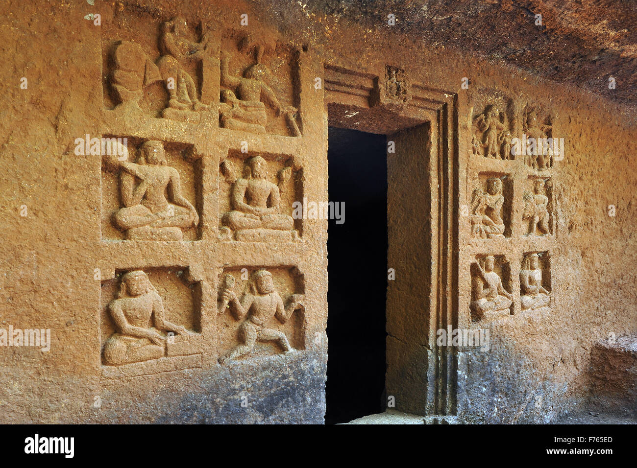 Grotte scavate nella roccia, porta d'ingresso, dapoli, ratnagiri, maharashtra, india, asia Foto Stock