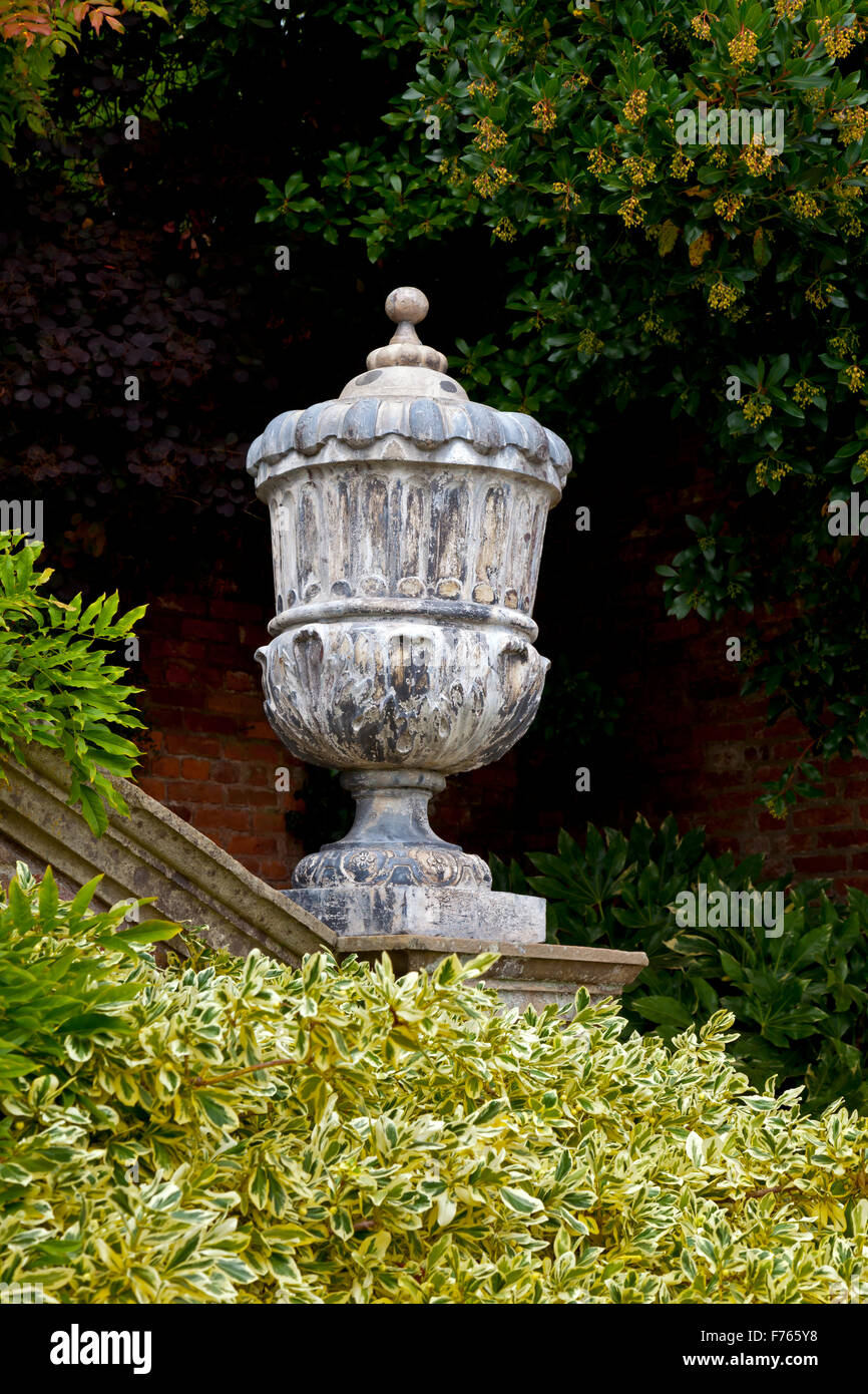 Pietra ornamentale urn in giardino a Powis Castle vicino a Welshpool in Powys mid Wales UK Foto Stock