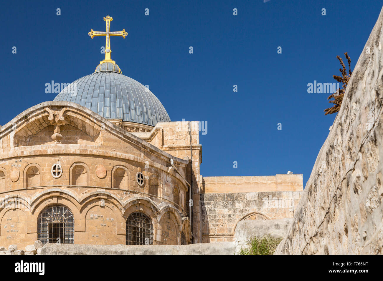 La cupola e la croce della chiesa del Santo Sepolcro nella città vecchia di Gerusalemme, Israele, Medio Oriente. Foto Stock