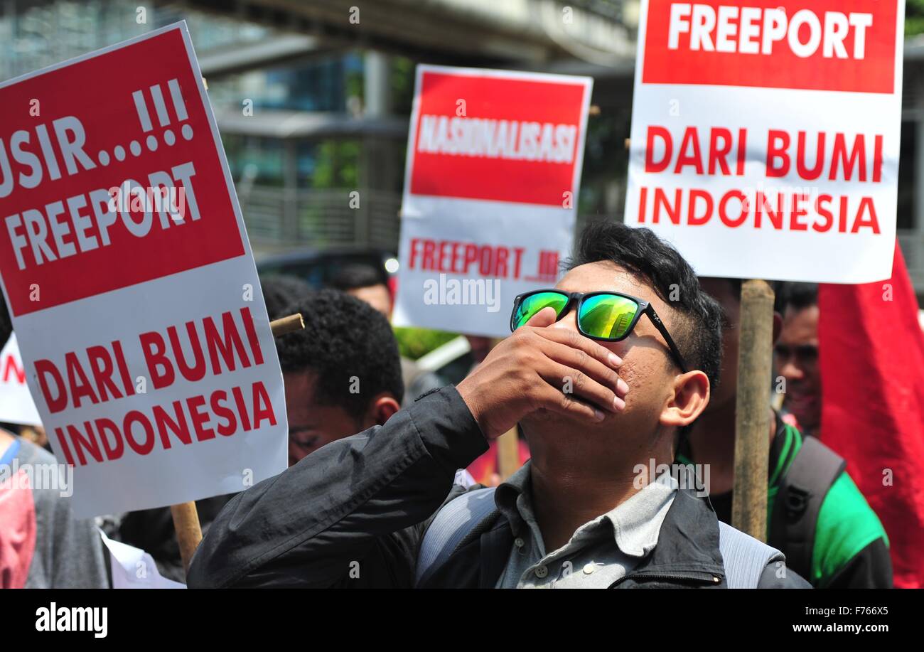 Jakarta, Indonesia. 26 Nov, 2015. I manifestanti di tenere un rally di fronte all'edificio degli uffici del PT Freeport Indonesia, una filiale della base statunitense Freeport McMoran Inc., a Jakarta, Indonesia, nov. 26, 2015. I manifestanti hanno chiesto il governo a fine contratto con il gigante U.S. Freeport Mc-Moran Inc. filiale nella Papua indonesiana. Credito: Zulkarnain/Xinhua/Alamy Live News Foto Stock