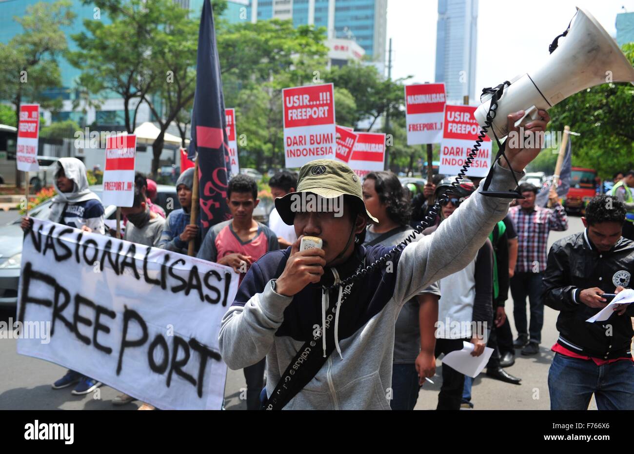 Jakarta, Indonesia. 26 Nov, 2015. I manifestanti di tenere un rally di fronte all'edificio degli uffici del PT Freeport Indonesia, una filiale della base statunitense Freeport McMoran Inc., a Jakarta, Indonesia, nov. 26, 2015. I manifestanti hanno chiesto il governo a fine contratto con il gigante U.S. Freeport Mc-Moran Inc. filiale nella Papua indonesiana. Credito: Zulkarnain/Xinhua/Alamy Live News Foto Stock