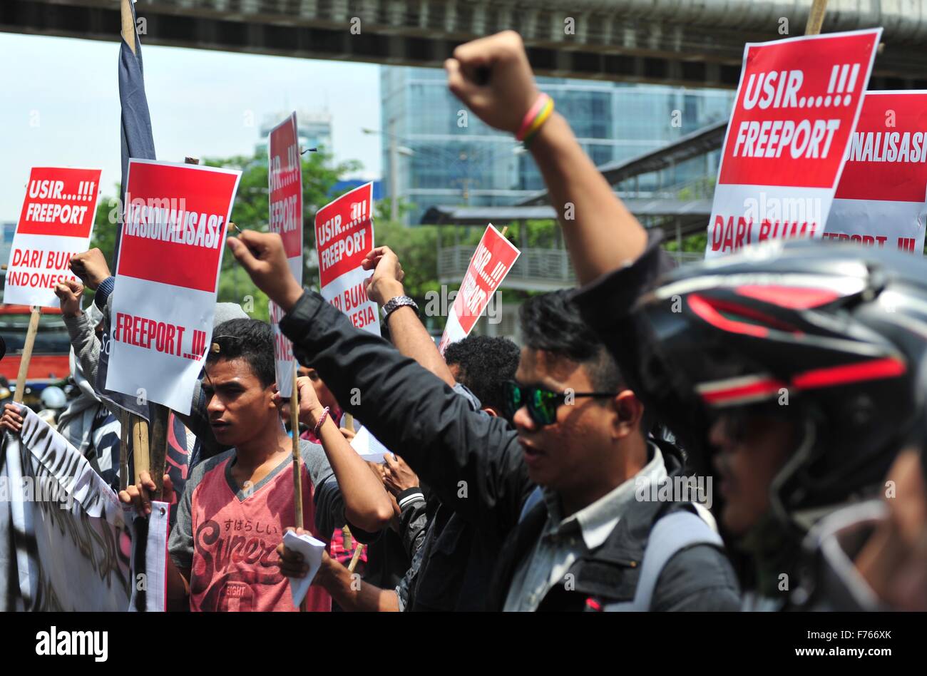 Jakarta, Indonesia. 26 Nov, 2015. I manifestanti di tenere un rally di fronte all'edificio degli uffici del PT Freeport Indonesia, una filiale della base statunitense Freeport McMoran Inc., a Jakarta, Indonesia, nov. 26, 2015. I manifestanti hanno chiesto il governo a fine contratto con il gigante U.S. Freeport Mc-Moran Inc. filiale nella Papua indonesiana. Credito: Zulkarnain/Xinhua/Alamy Live News Foto Stock