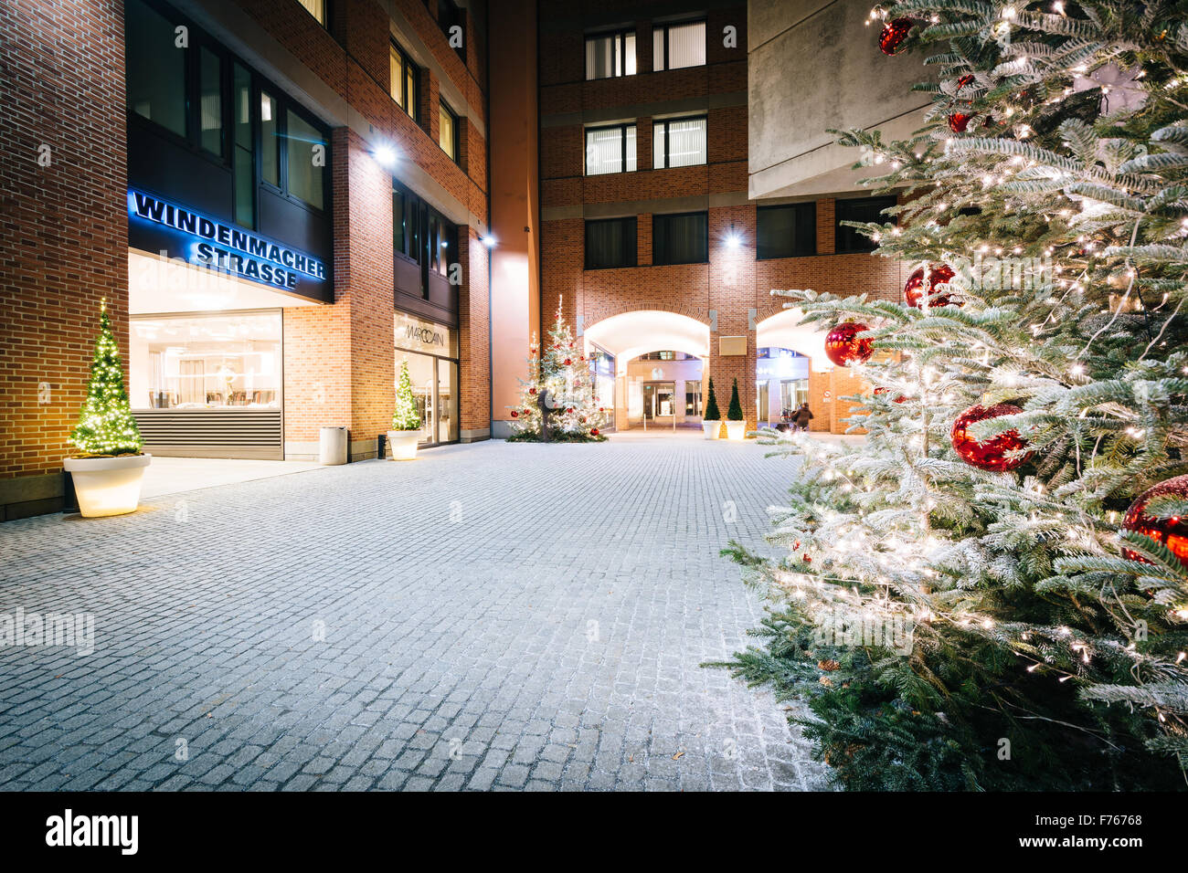 Alberi di Natale e di passaggi di notte, a Monaco di Baviera, Germania. Foto Stock