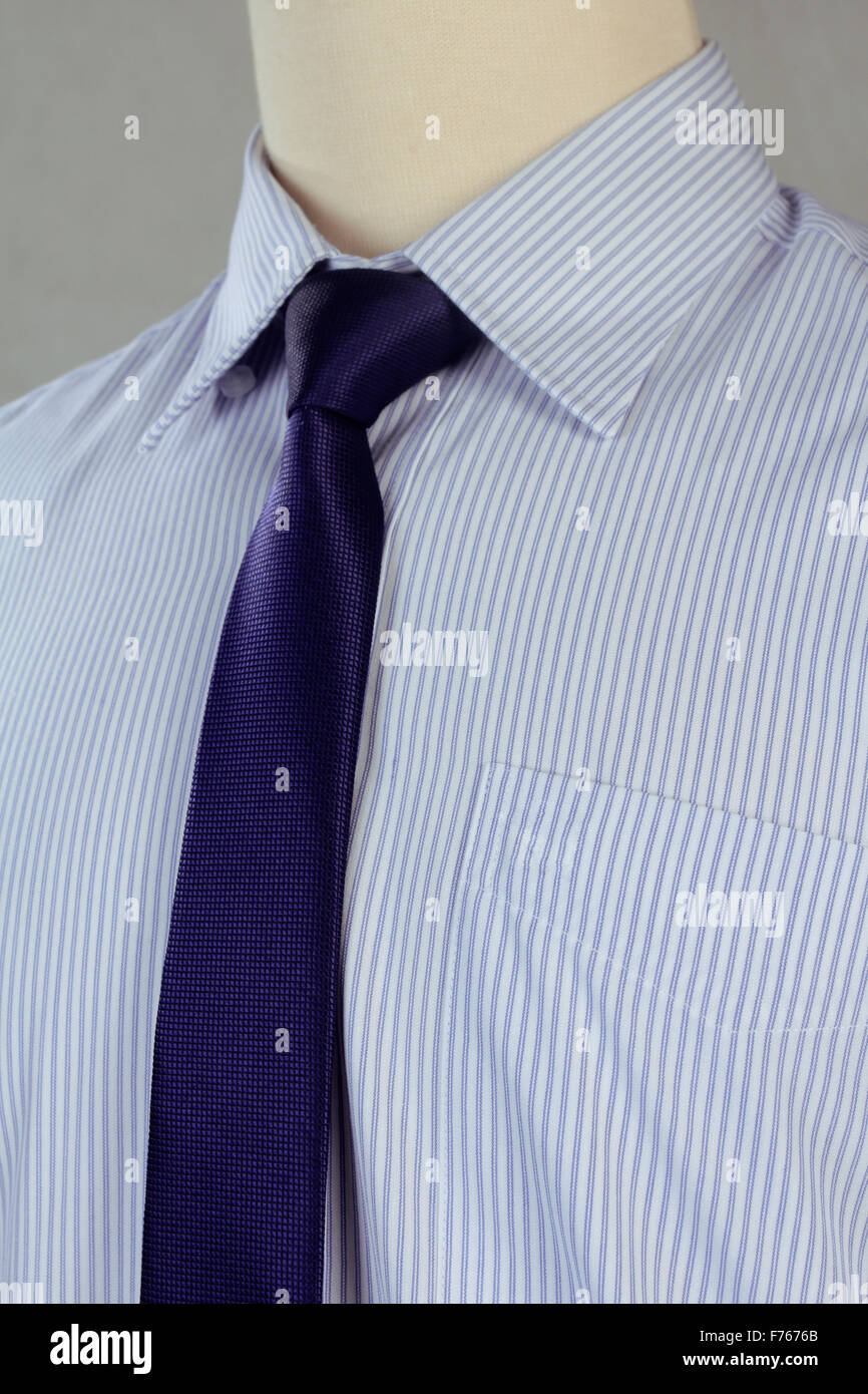 Nuova camicia con cravatta, studio shot Foto Stock