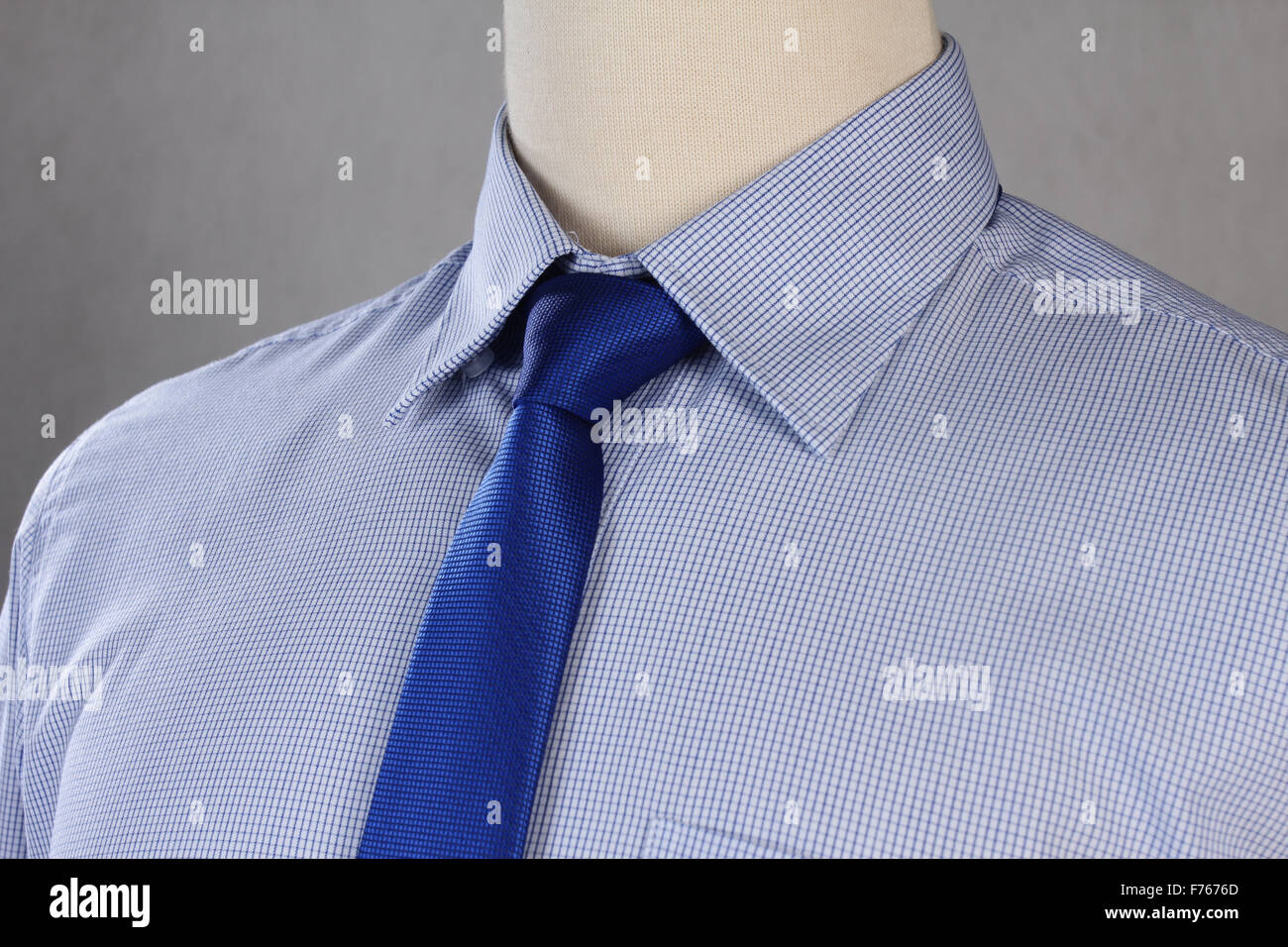 Nuova camicia con cravatta, studio shot Foto Stock