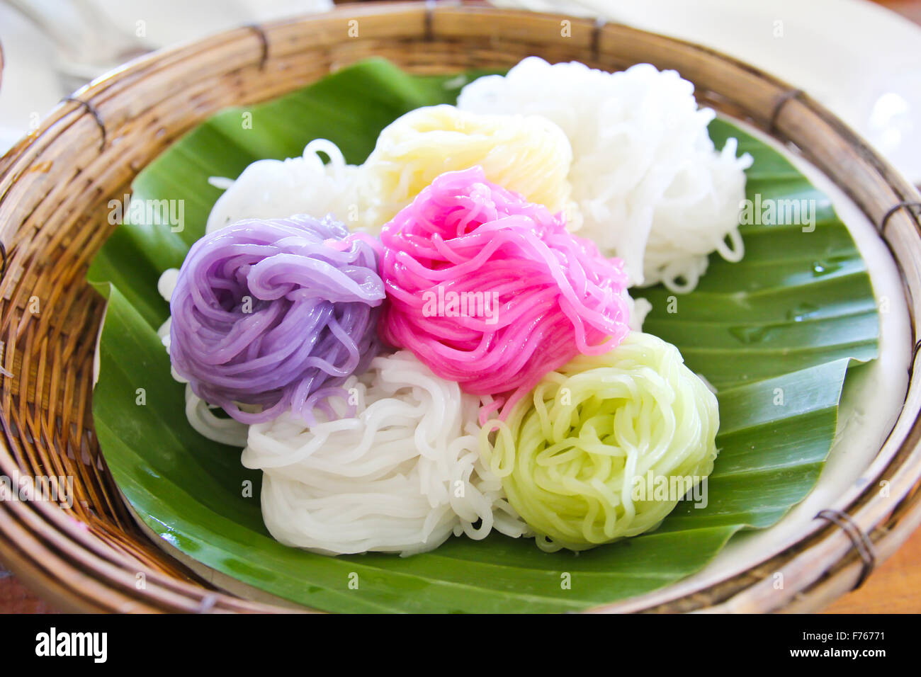 Colorato di vermicelli tailandese riso tagliatelle mangiato con curry Foto Stock