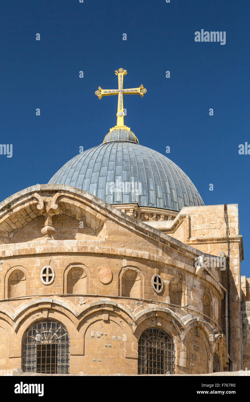 La cupola e la croce della chiesa del Santo Sepolcro nella città vecchia di Gerusalemme, Israele, Medio Oriente. Foto Stock