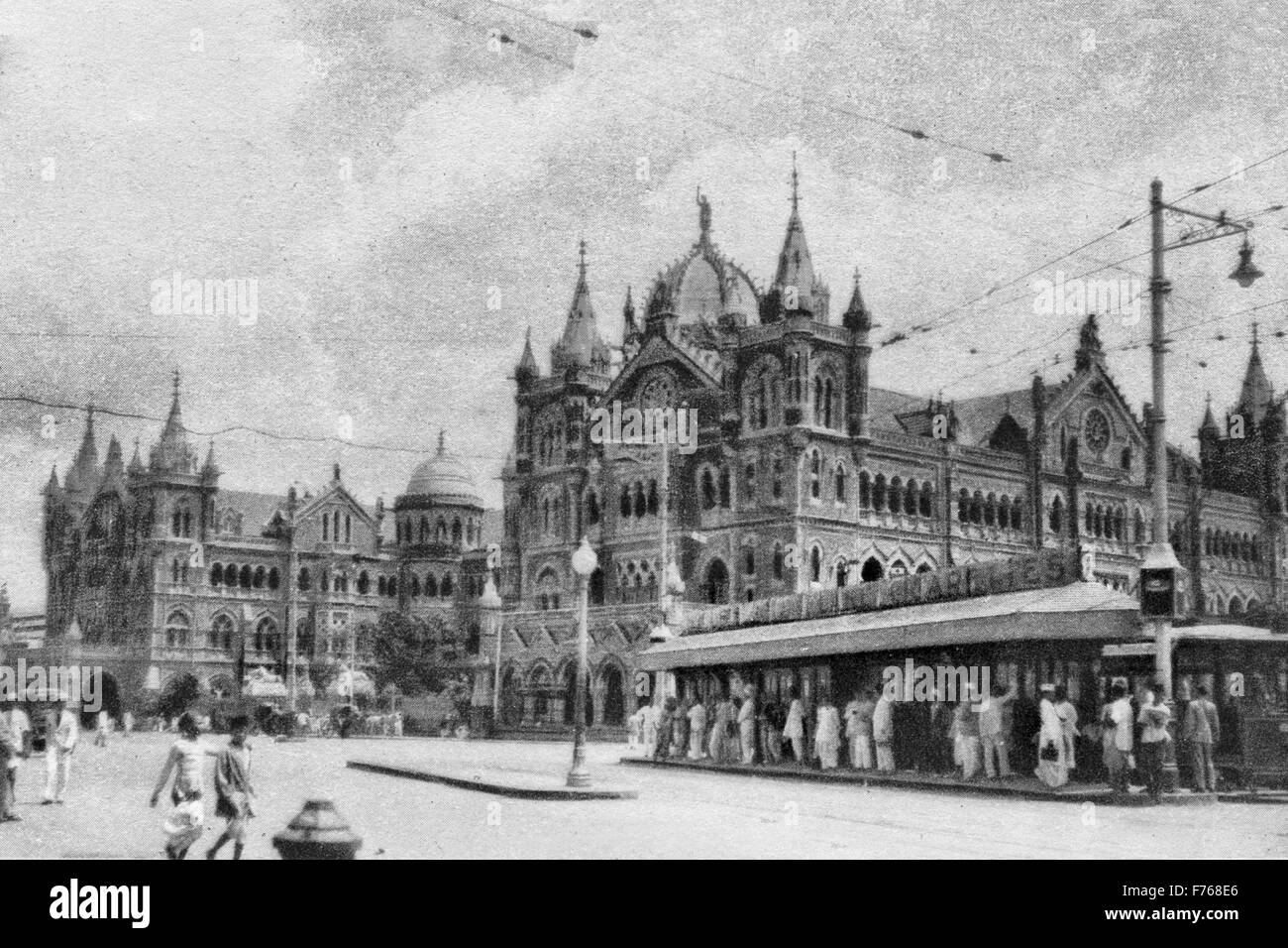 Vecchio vintage 1900s VT Victoria Terminus ora CST Chhatrapati Shivaji Terminus stazione ferroviaria , Mumbai , Maharashtra , India , Asia Foto Stock