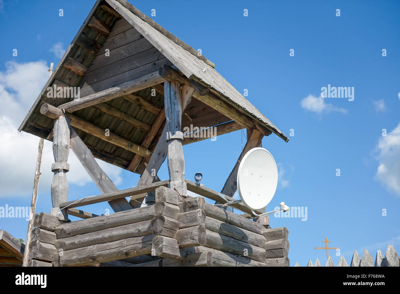 Vecchia torre di legno con i moderni mezzi di tracciamento Foto Stock