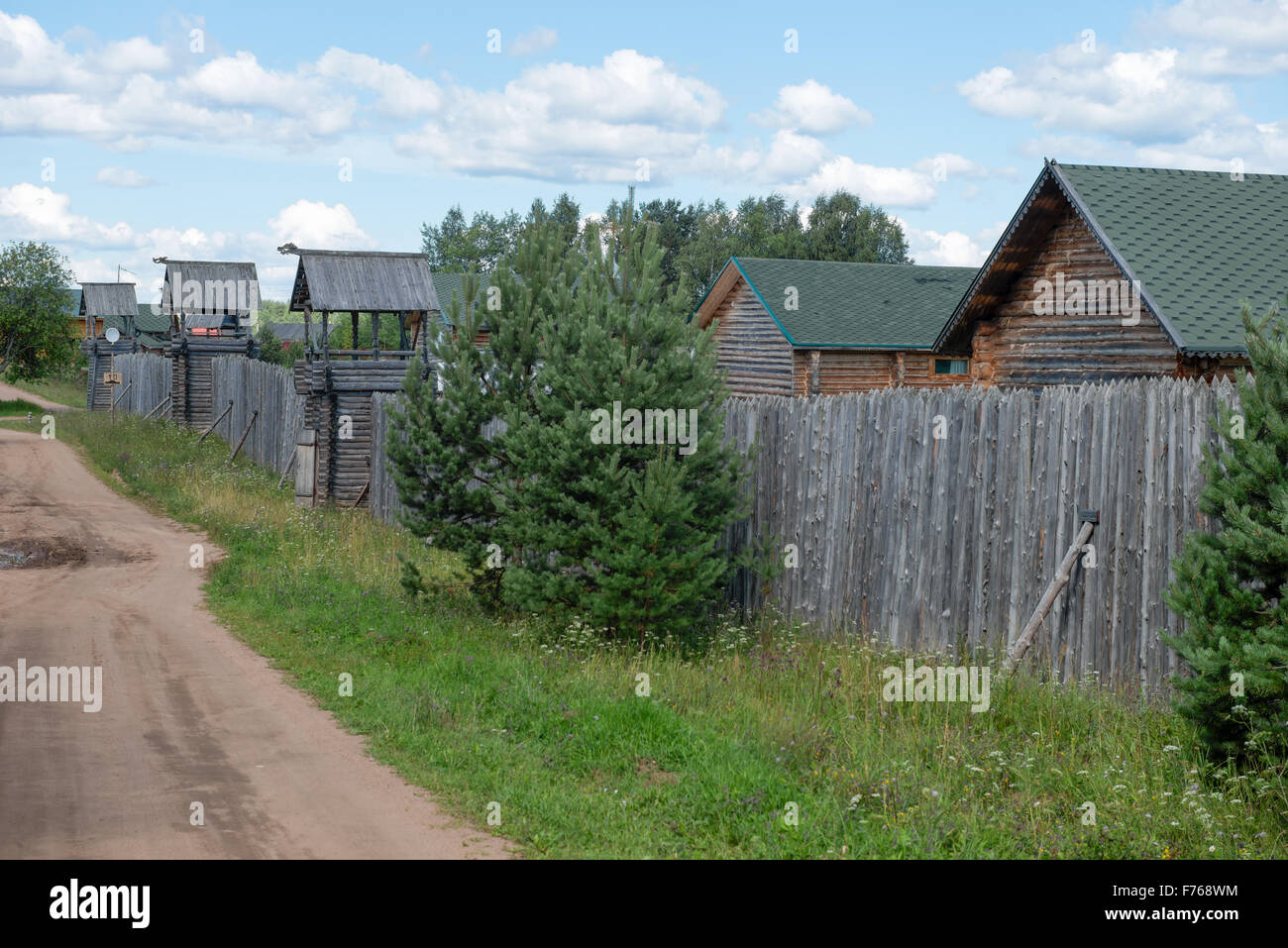 Recinzioni palizzata intorno al villaggio di torrette di guardia Foto Stock