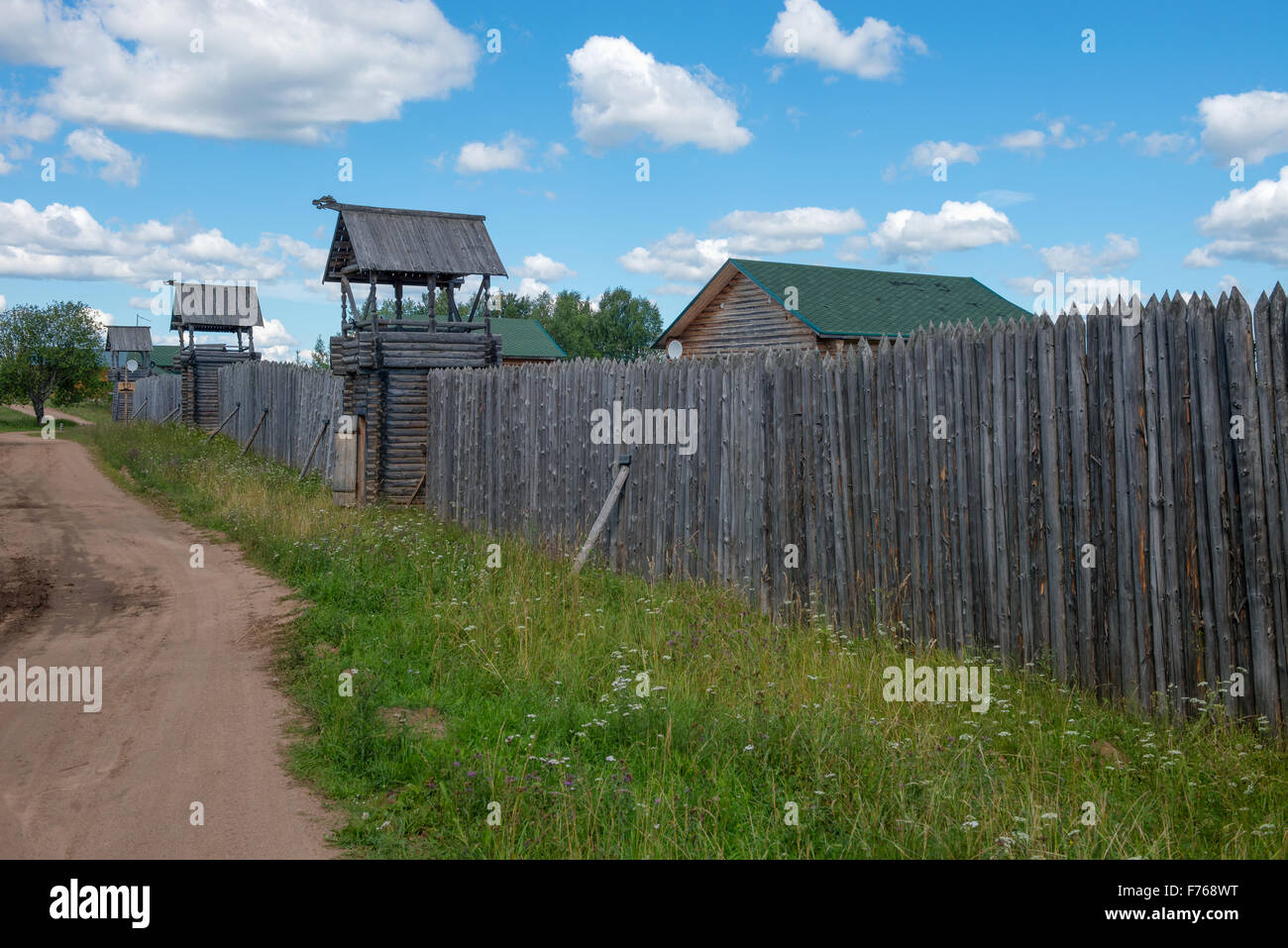 Recinzioni palizzata intorno al villaggio di torrette di guardia Foto Stock