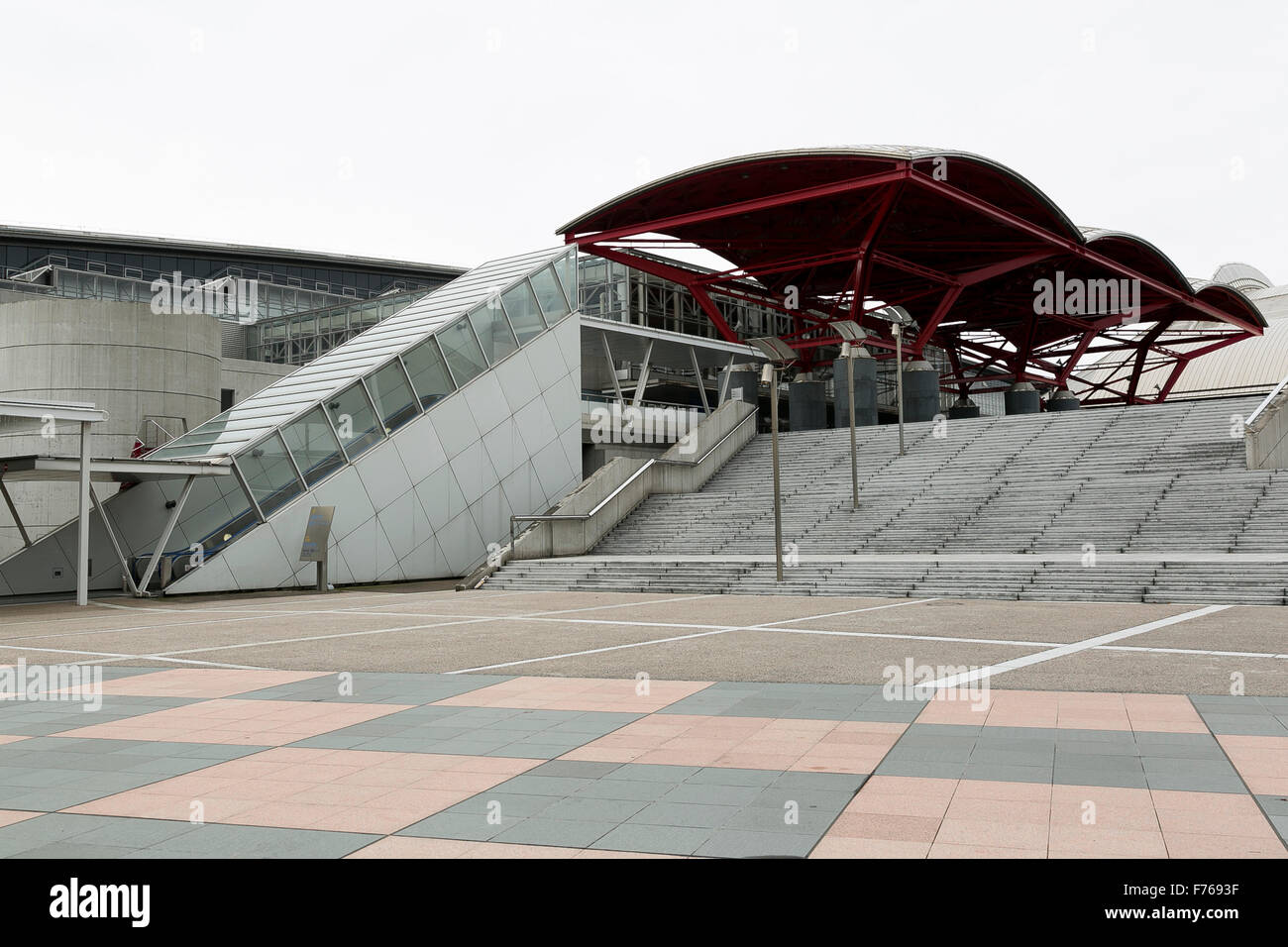 Una vista generale del Makuhari Messe Convention Internazionale sul complesso Novembre 26, 2015, Chiba, Giappone. In occasione di una riunione tenutasi il 12 novembre a Città del Messico, il Comitato Paralimpico Internazionale (IPC) Consiglio di Amministrazione ha approvato 19 sedi per il 22 competizioni sportive che si terrà a Tokyo 2020 Giochi Paralimpici. Makuhari Messe sarà il luogo del taekwondo, Scherma in carrozzina, Goalball e seduta competizioni di pallavolo. © Rodrigo Reyes Marin/AFLO/Alamy Live News Foto Stock