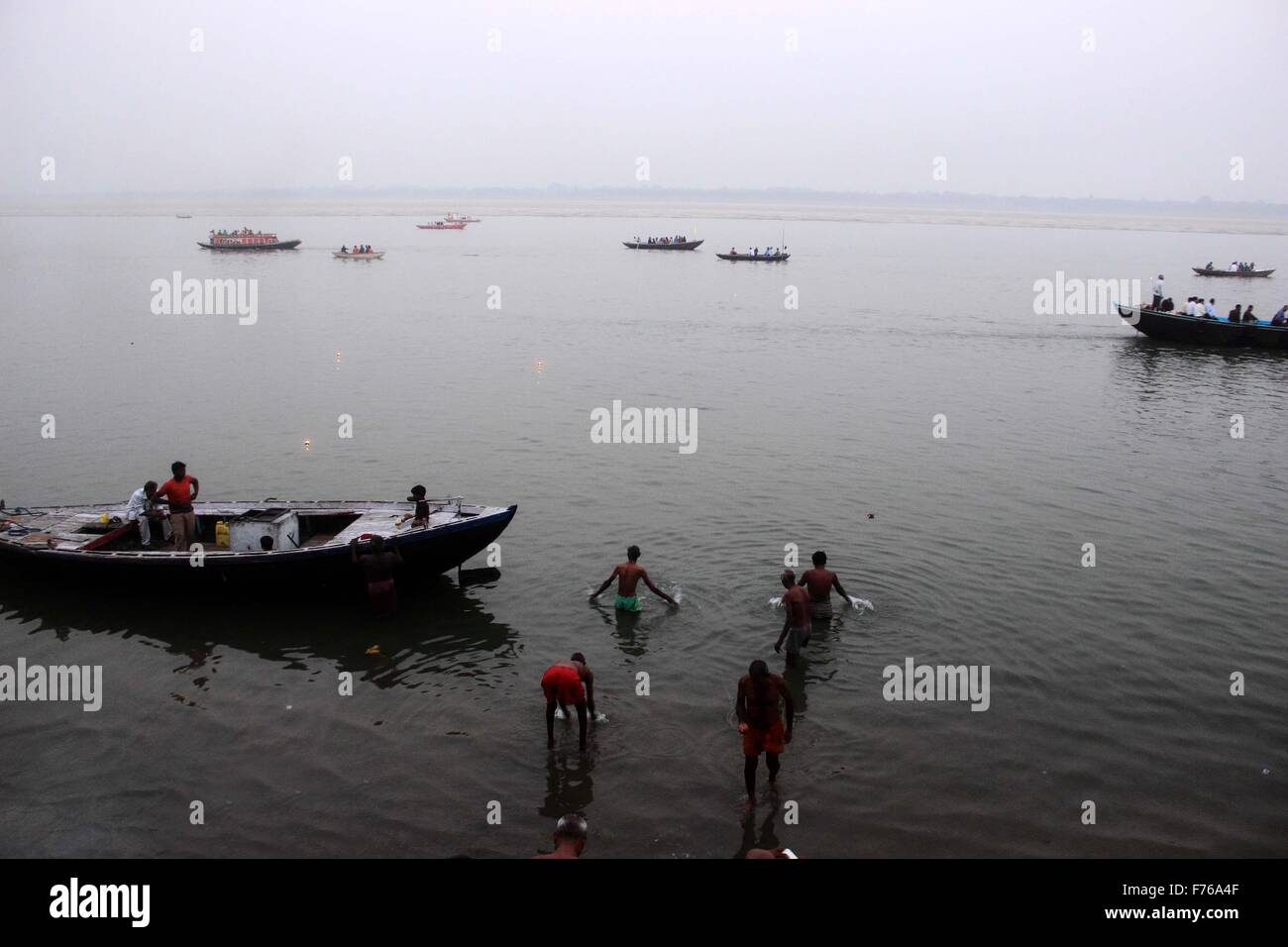 Varanasi (India). 25 Nov, 2015. Dev Deepavali ("il Diwali degli dèi' o 'Festival delle Luci degli dèi) celebrato sulle rive del Gange su Kartik Poornima di Varanasi, Uttar Pradesh, India. Cade la luna piena del mese indù di Kartika. Credito: Shashi Sharma/Pacific Press/Alamy Live News Foto Stock