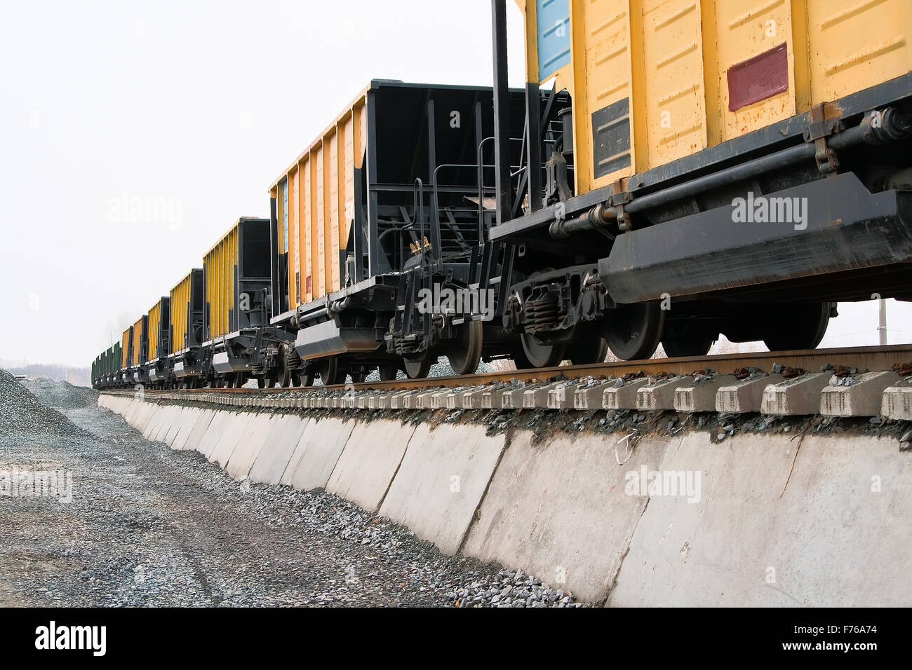 Scarico delle piattaforme ferroviarie per materiali sfusi Foto Stock