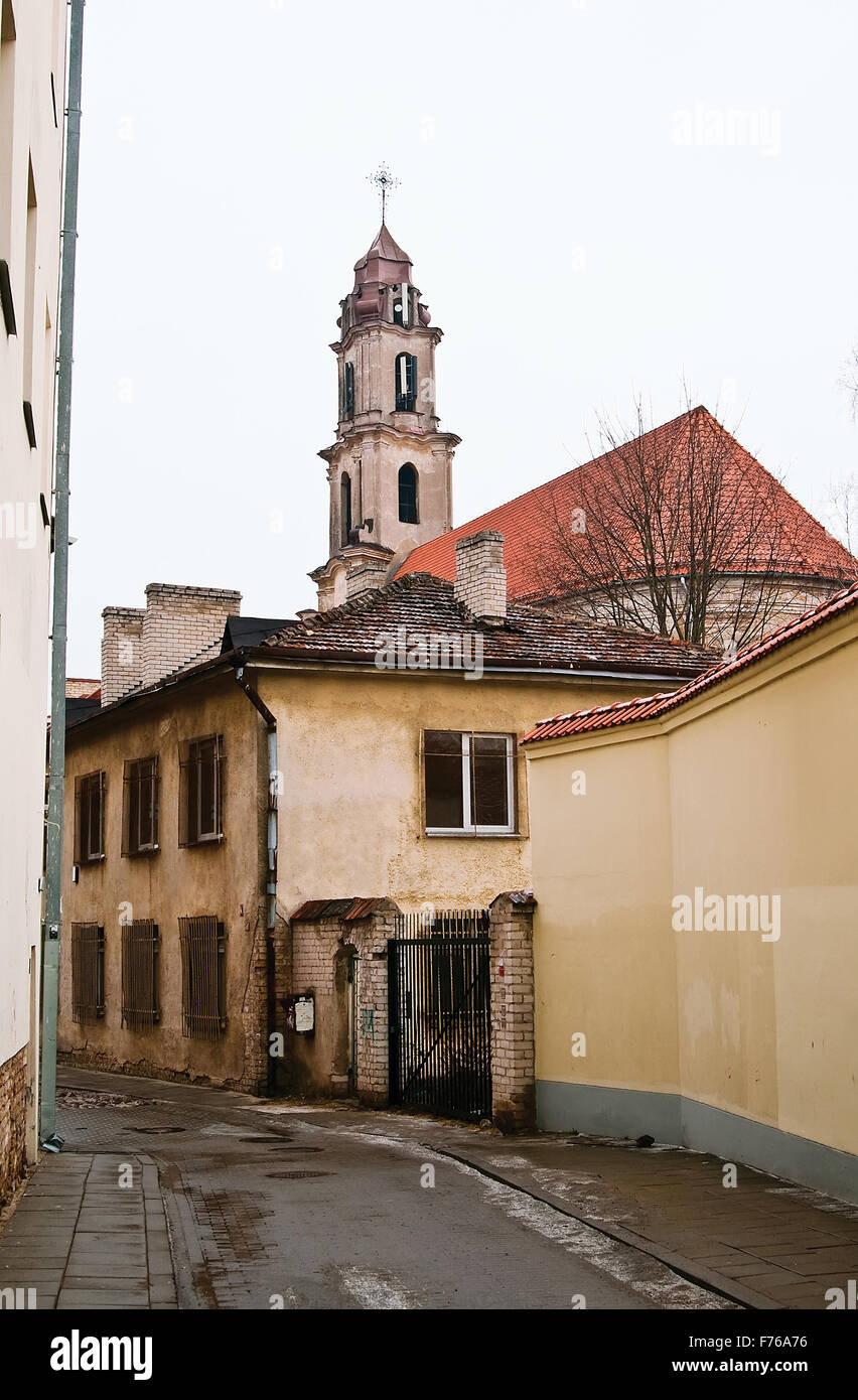 La città vecchia di Vilnius per chat, lane e la vecchia chiesa Foto Stock