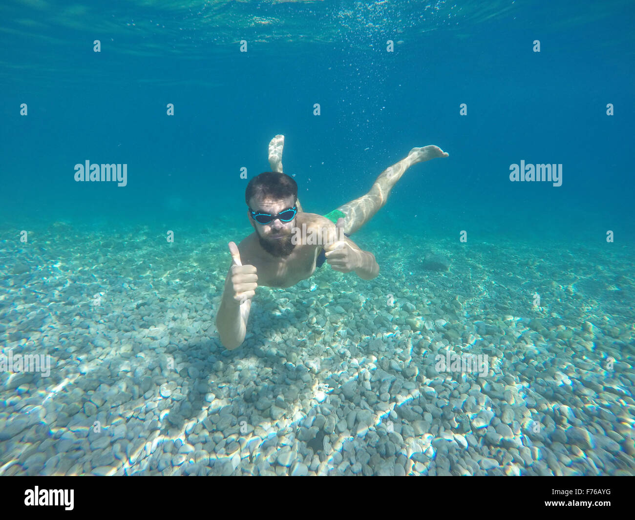 Giovane uomo barba con maschera subacquea in un azzurro acqua pulita Foto Stock