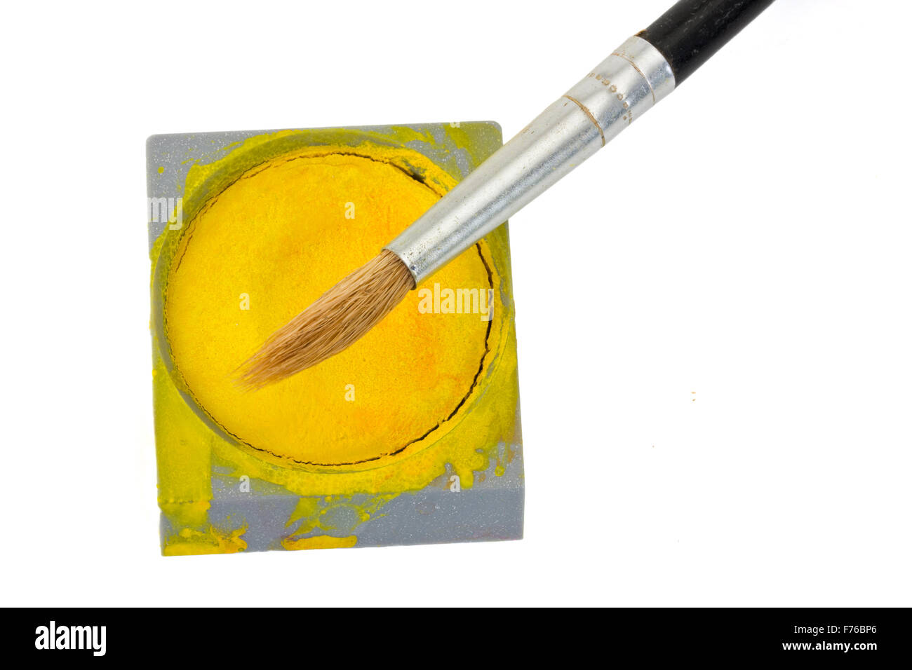 Una spazzola e un acquerello giallo stagno isolato su bianco Foto Stock