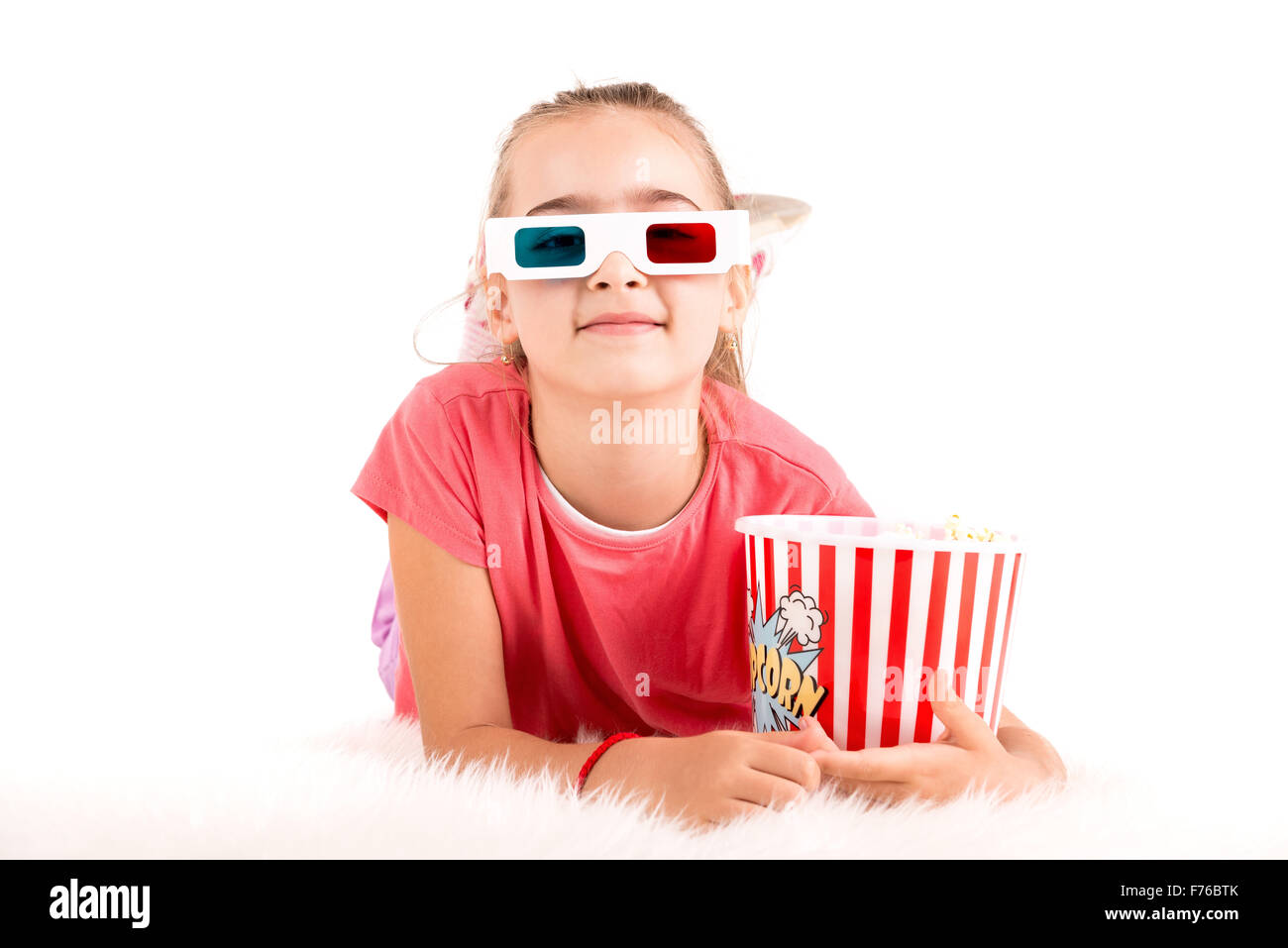 Ragazza giovane con gli occhiali 3d e pop-corn Foto Stock