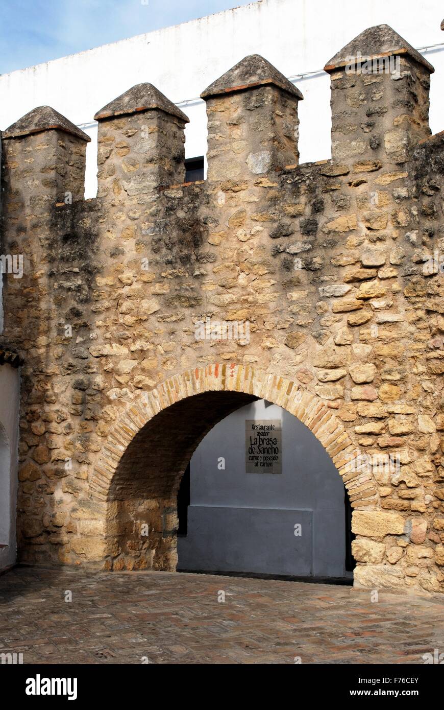 Parte del muro di castello merlature, Vejer de la Frontera, Costa de la Luz, la provincia di Cadiz Cadice, Andalusia, Spagna, Europa occidentale. Foto Stock