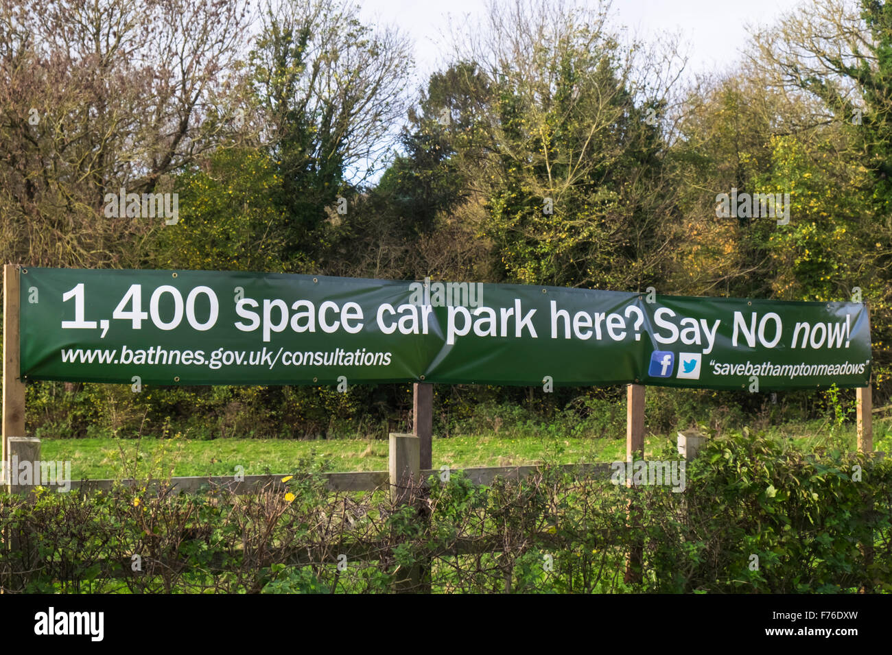 Bathampton Prati Bath Somerset protesta contro un nuovo park and ride site Foto Stock