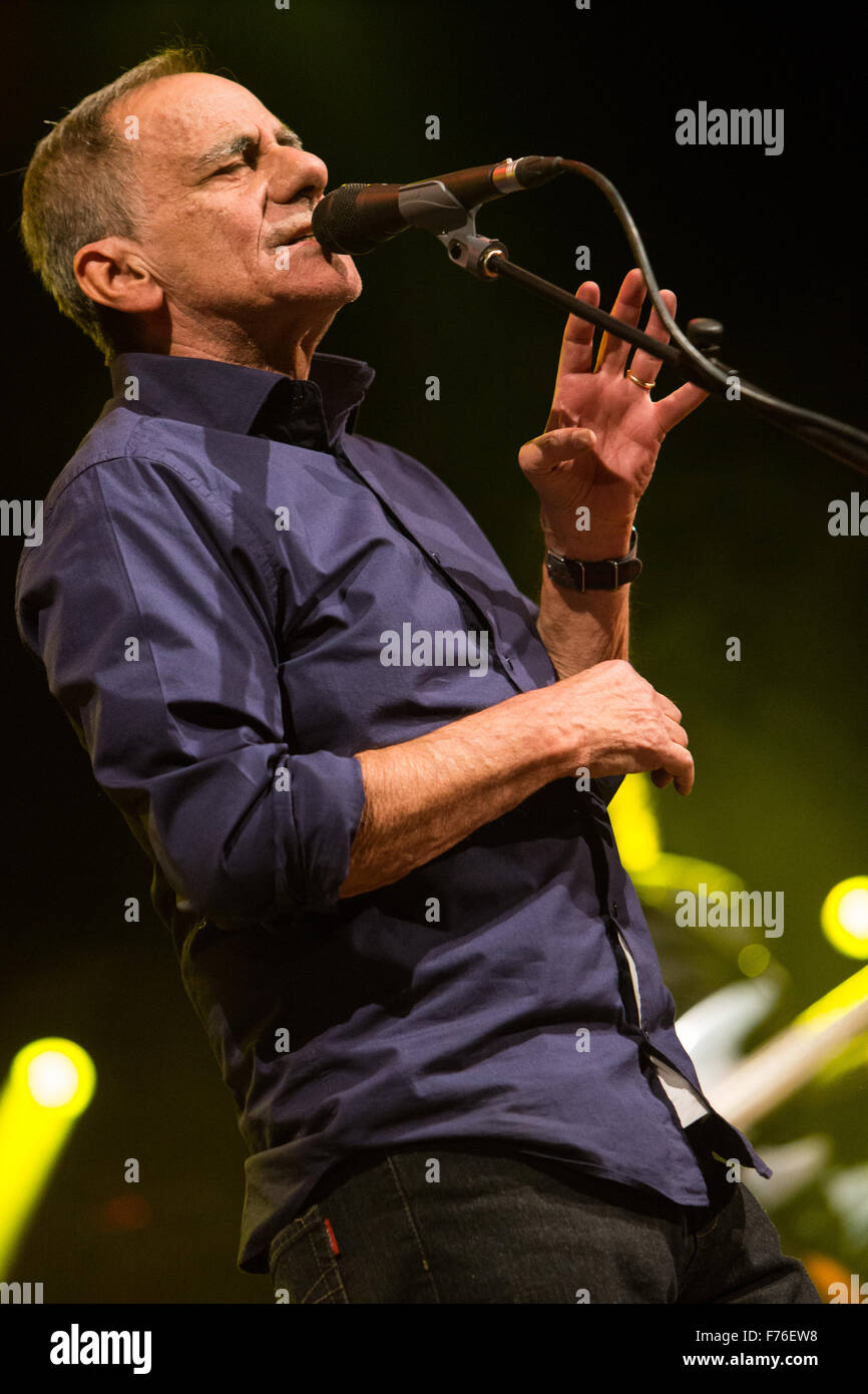 Cambiano d'Agogna Italia. Il 25 novembre 2015. Il cantante italiano-cantautore e scrittore ROBERTO VECCHIONI suona dal vivo sul palco di fenomeno durante il 'Mercante di Luce Tour 2015' Credit: Rodolfo Sassano/Alamy Live News Foto Stock