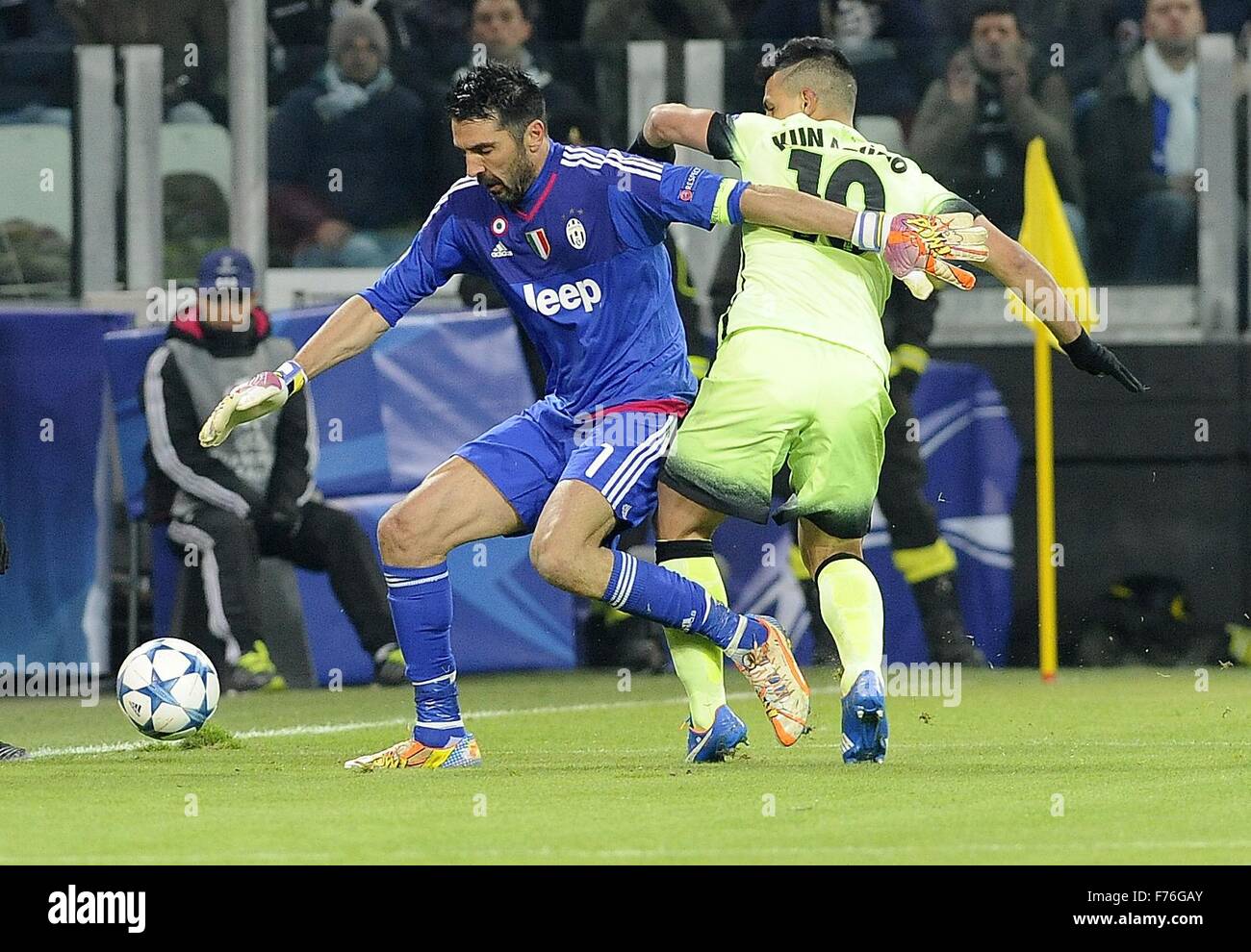 La Juventus' portiere Gianluigi Buffon (L) combatte per la palla con il Manchester City Sergio Aguero durante la UEFA Champions League Soccer gruppo D Match Juventus FC vs Manchester City FC allo Juventus Stadium di Torino, Italia, 25 novembre 2015. Foto: Stefano Gnech/dpa Foto Stock