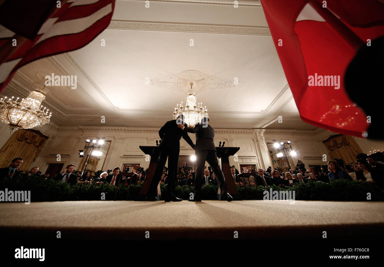 Washington, DC. 24 Novembre, 2015. Il Presidente francese Francois Hollande (R) e U.S. Il presidente Barack Obama (L) abbracciare nel corso di una conferenza stampa congiunta nella Sala Est della Casa Bianca Novembre 24, 2015 a Washington, DC. Undici giorni poiché coordinato gli attentati a sinistra 129 morti in Parigi, Hollande e Obama si è riunito a Washington in un gesto di solidarietà e di continuare il loro coordinamento nella campagna militare contro lo Stato islamico, o Iside, l'organizzazione che ha rivendicato la responsabilità per gli attacchi. Credito: vittoria McNamee/Piscina via CNP - nessun filo SERVICE - © dpa/Alamy Live News Foto Stock