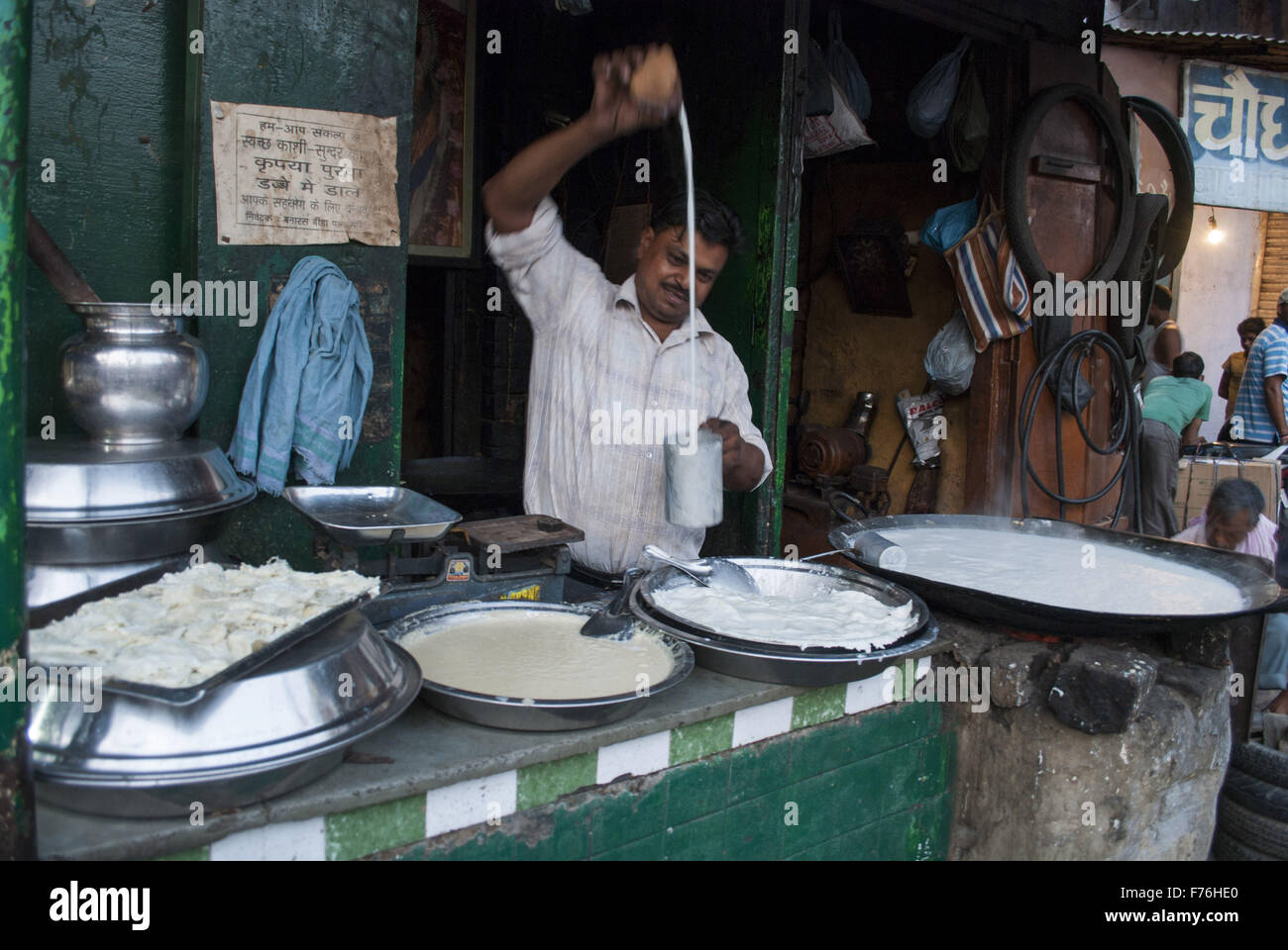Uomo che prepara latte, Kashi, Banaras, Benaras, Varanasi, Utttar Pradesh, India, Asia Foto Stock