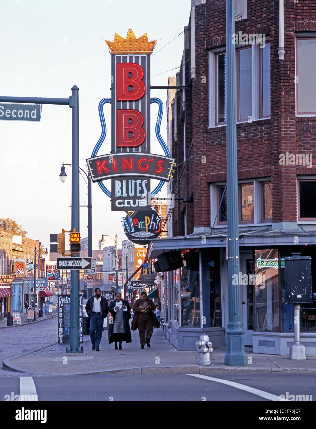 La gente camminare passato BB King Blues Club lungo Beale Street a Memphis, Tennessee, Stati Uniti d'America. Foto Stock