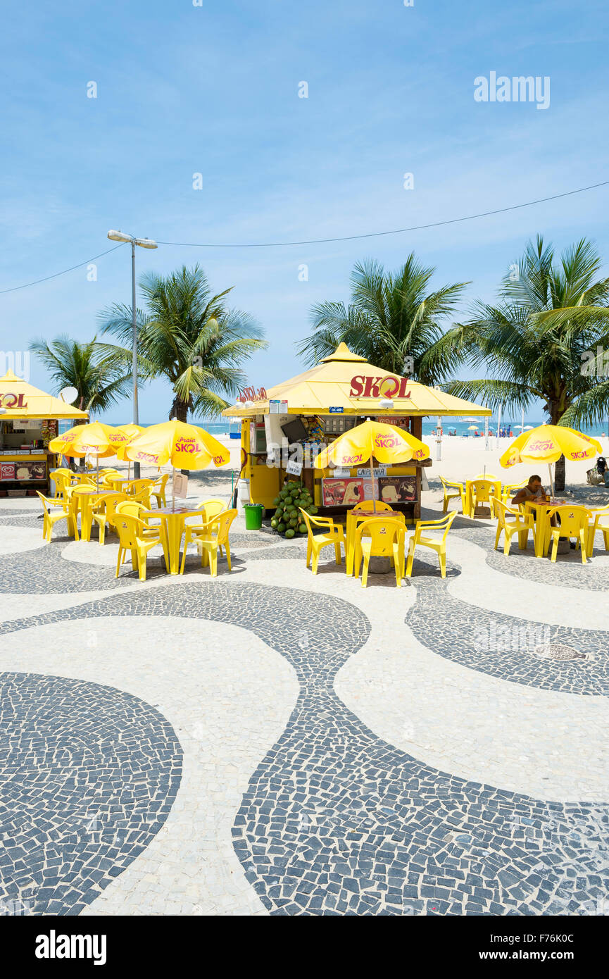 Rio De Janeiro Brasile 20 Ottobre 2015 Tradizionale Chiosco Sulla Spiaggia Con Palme Lungo La Spiaggia Di Copacabana Beach Boardwalk Foto Stock Alamy
