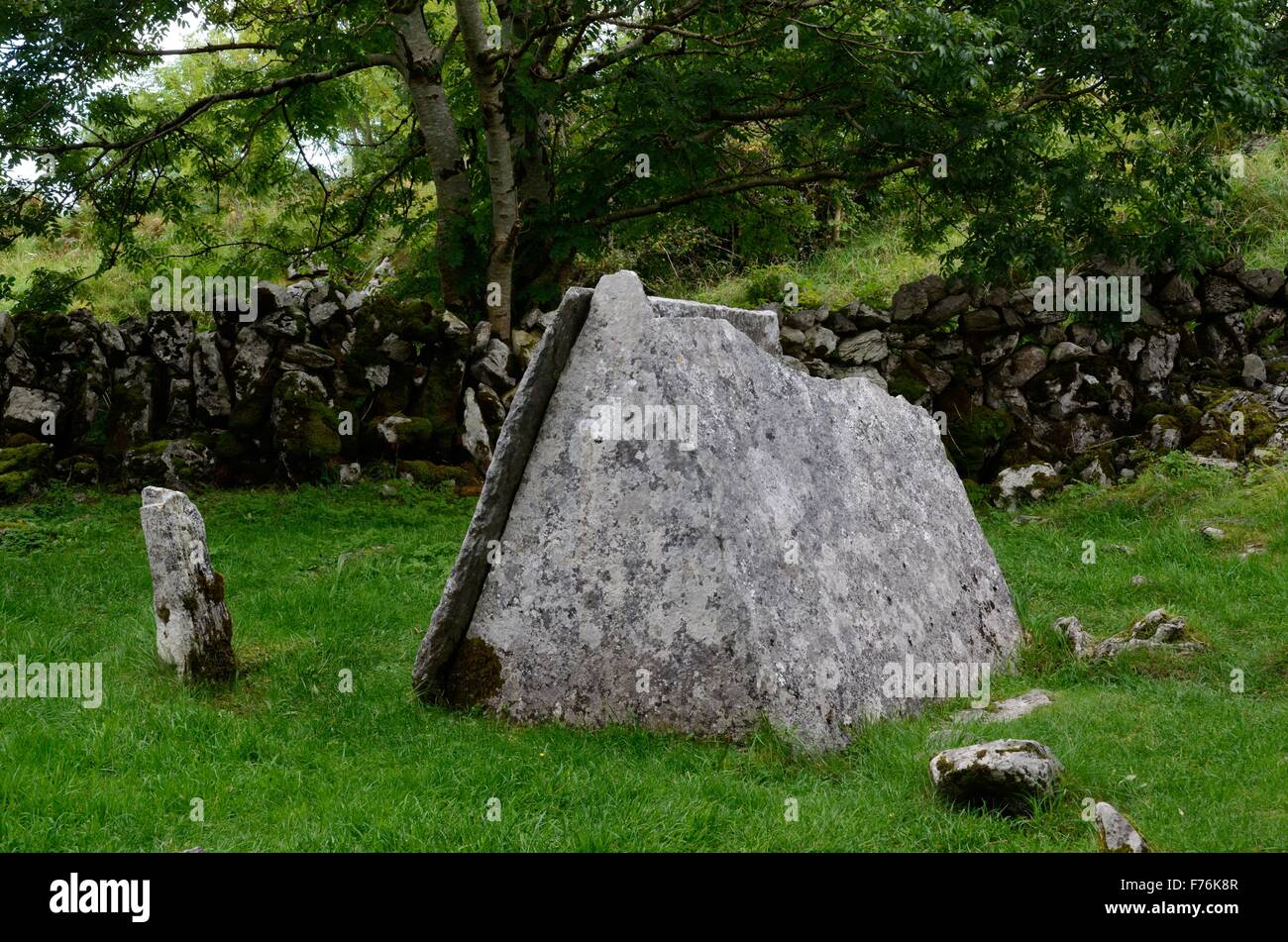 Triangolare insolita lapide santuario nel XII secolo chiesa Templecronan Carron Burren County Clare Irlanda Foto Stock