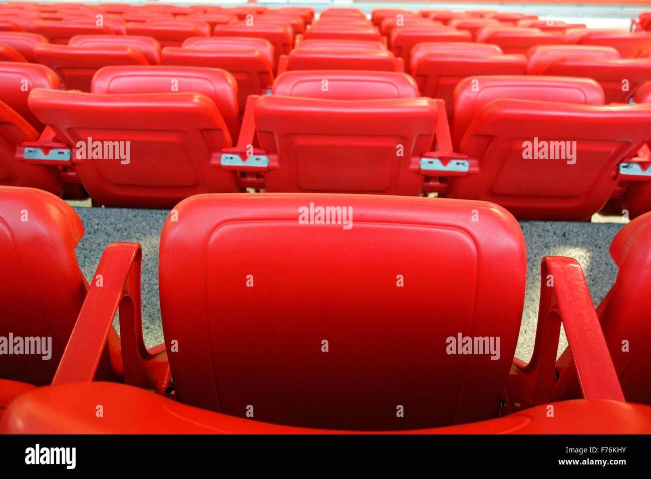Righe di colore rosso sedili dello stadio in un'arena o auditorium Foto Stock