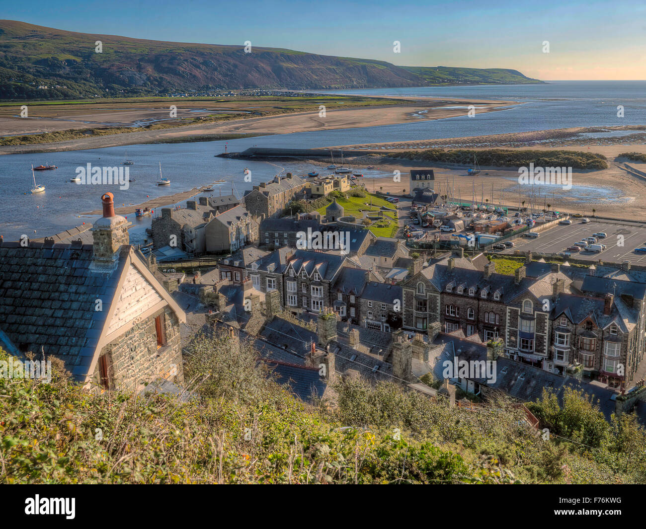 Vista su Barmouth città e porto e di estuario compresi Fairbourne village, costa e Cardigan Bay, Foto Stock